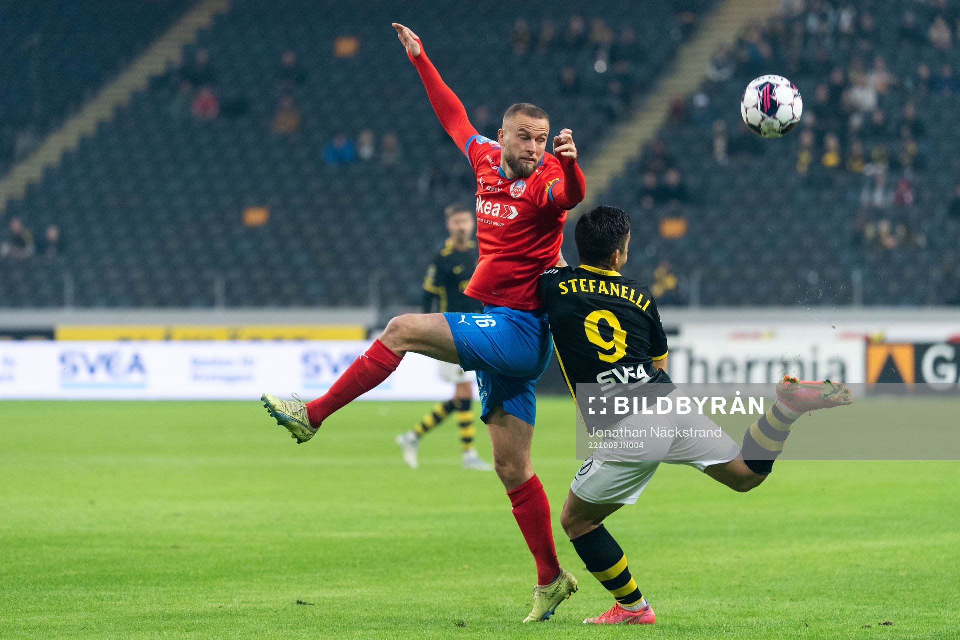 Helsingborgs Alexander Faltsetas och AIKs Nicolas Stefanelli under fotbollsmatchen i Allsvenskan mellan AIK och Helsingborg den 9 oktober 2022 i Stockholm.