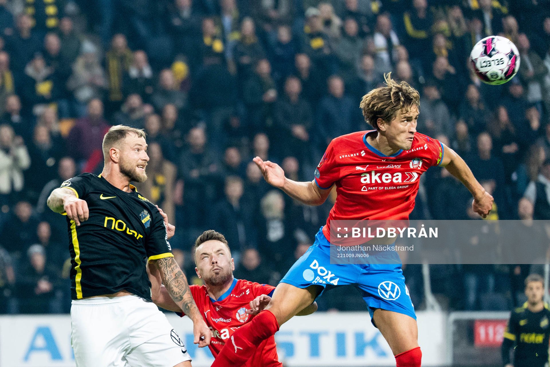 AIKs Nabil Bahoui och Helsingborgs Viljormur Davidsen och
