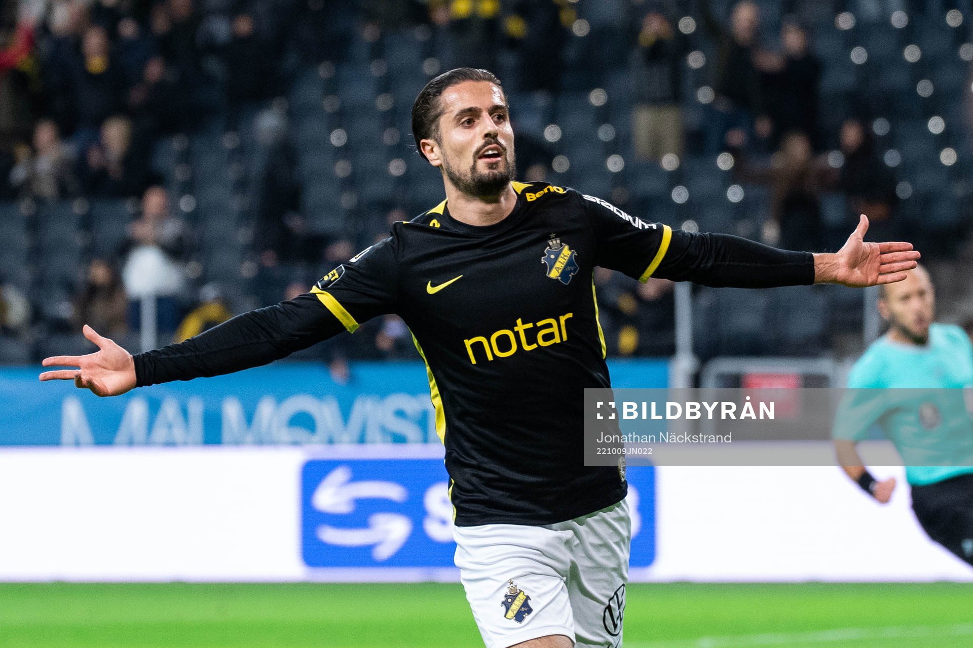 AIKs Zachary Elbouzedi jublar efter 2-0 under fotbollsmatchen i Allsvenskan mellan AIK och Helsingborg den 9 oktober 2022 i Stockholm.