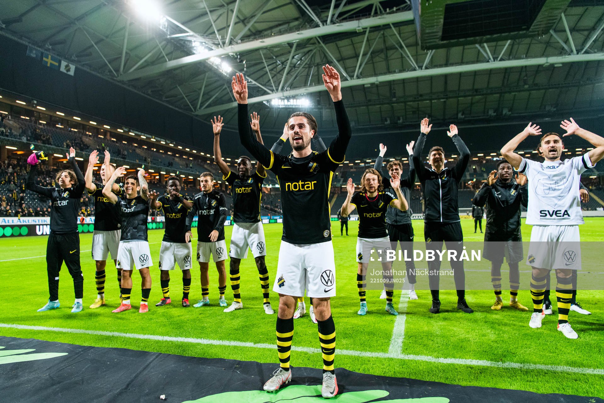 AIKs Zachary Elbouzedi jublar med lagkamrater