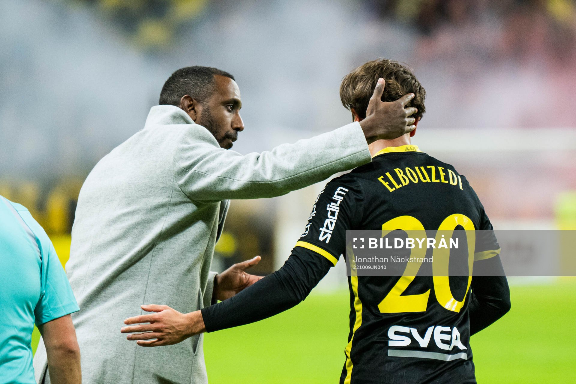 AIKs Zachary Elbouzedi jublar med tränare Henok Goitom