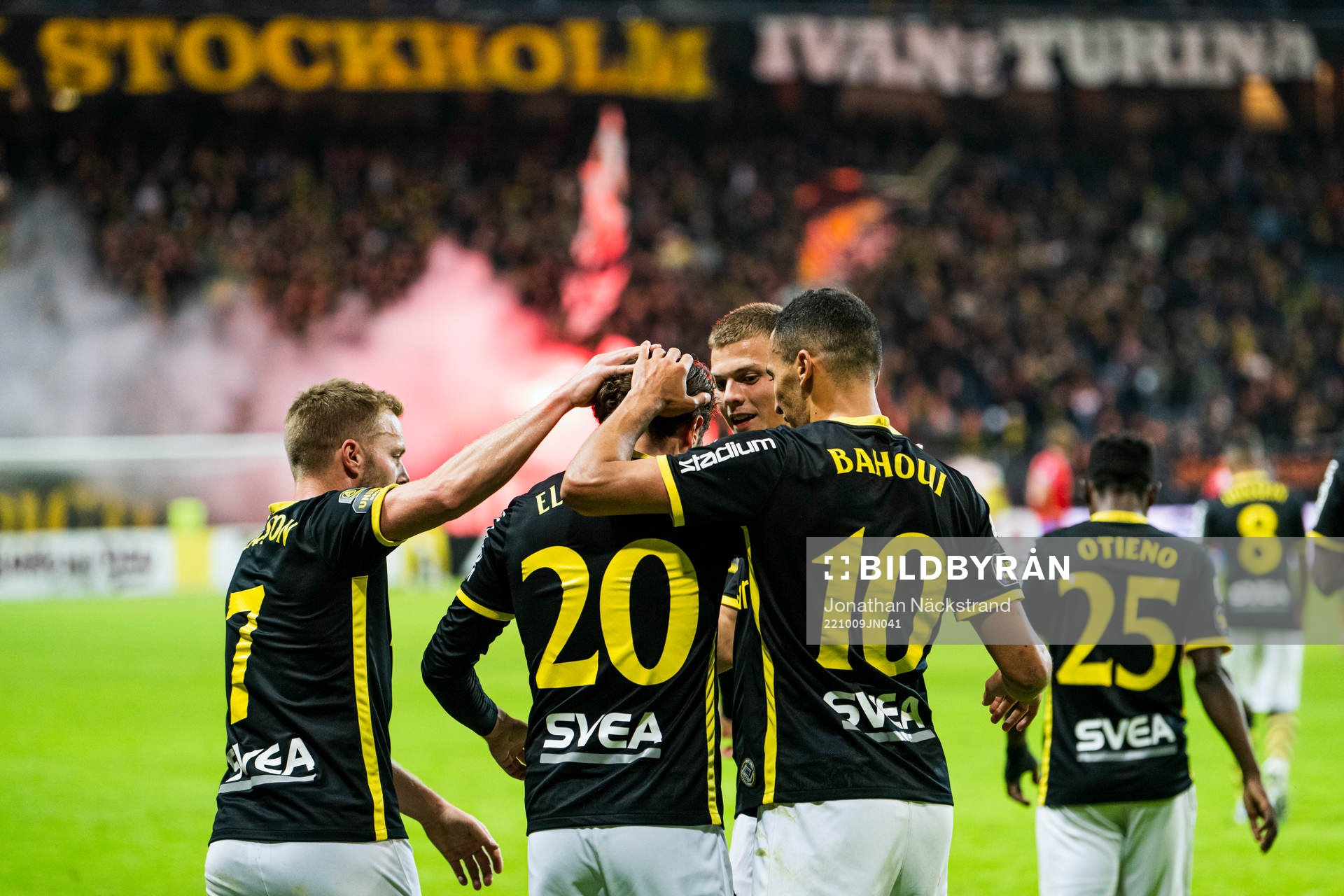 AIKs Zachary Elbouzedi jublar med lagkamrater