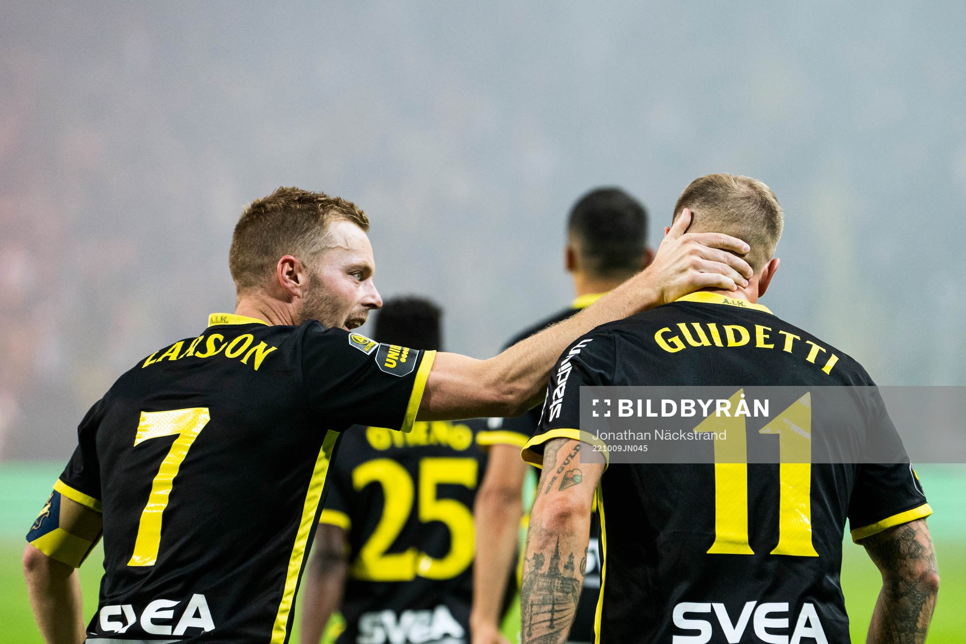 AIKs John Guidetti jublar med Sebastian Larsson