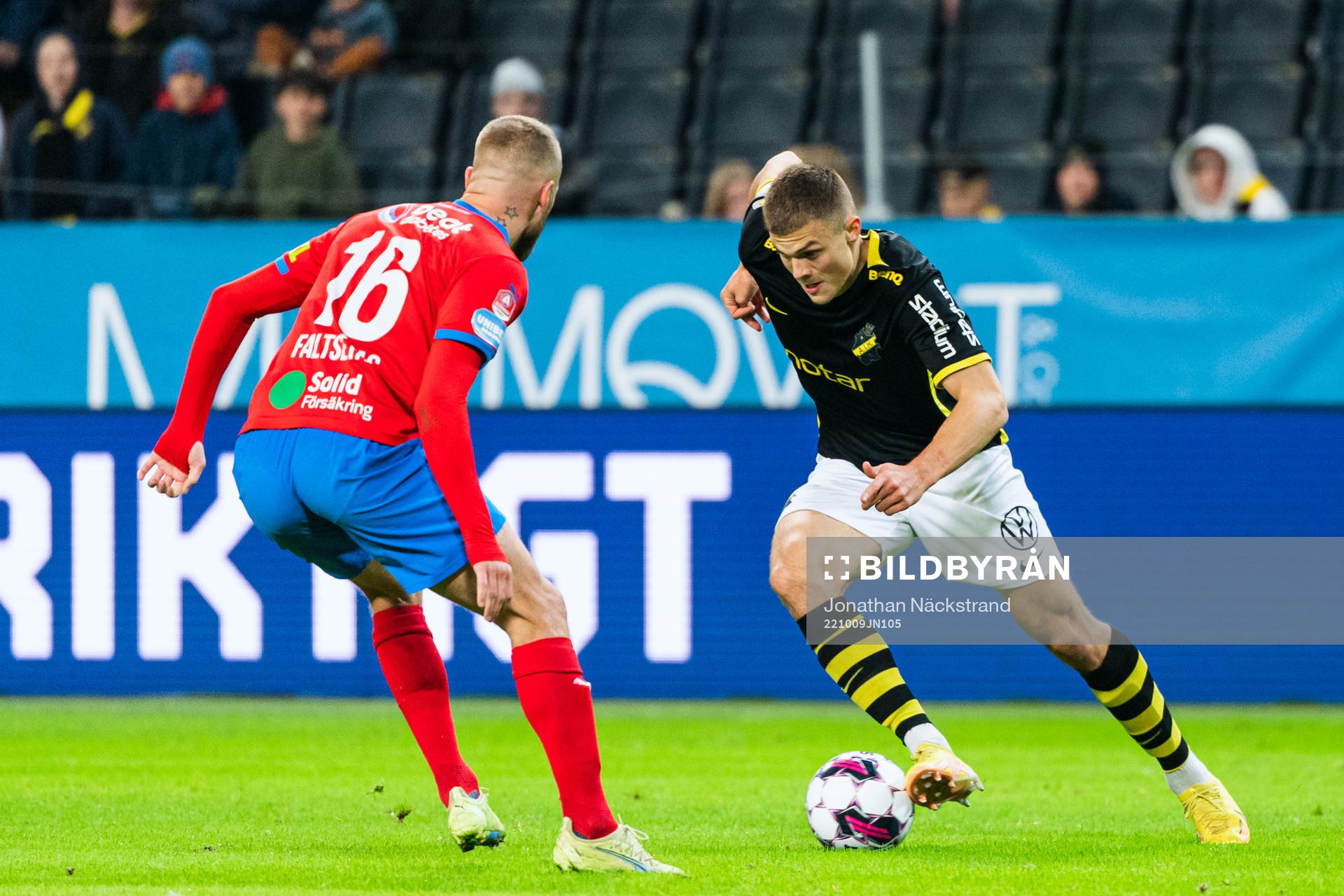 AIKs Erik Ring och Helsingborgs Alexander Faltsetas