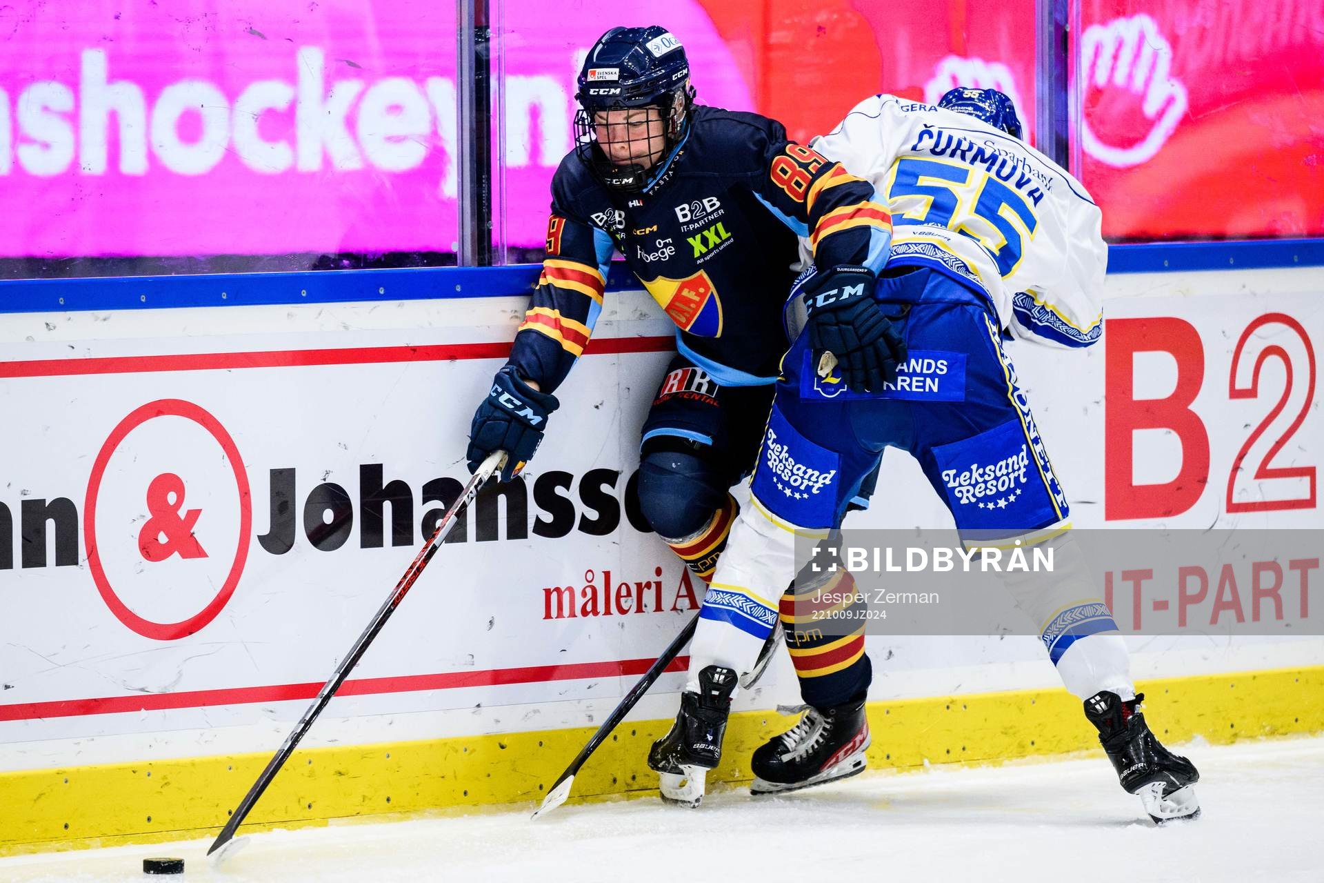 Djurgårdens Nicole Hall och Leksands Lenka Curmova