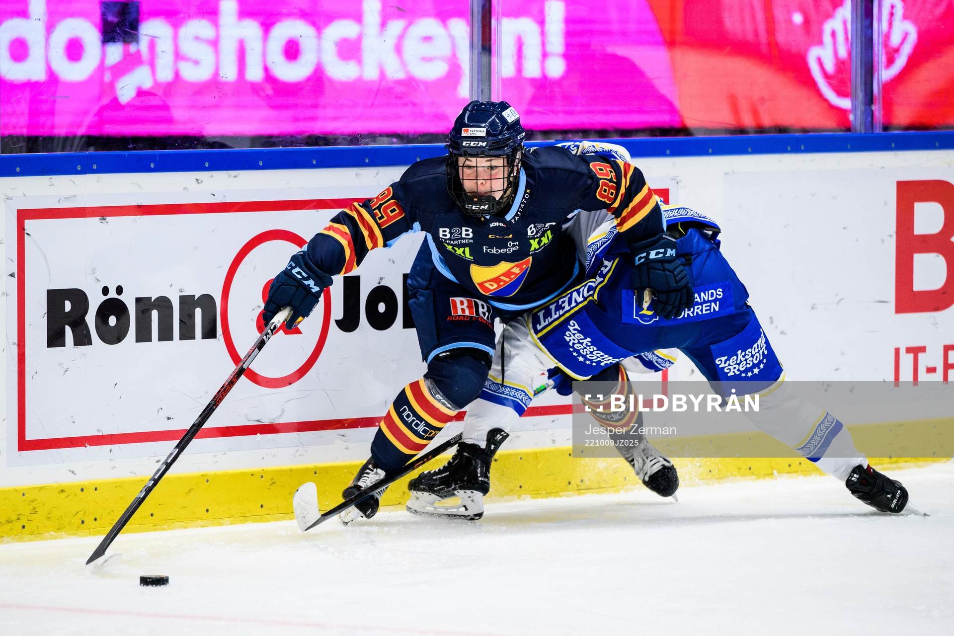 Djurgårdens Nicole Hall och Leksands Lenka Curmova
