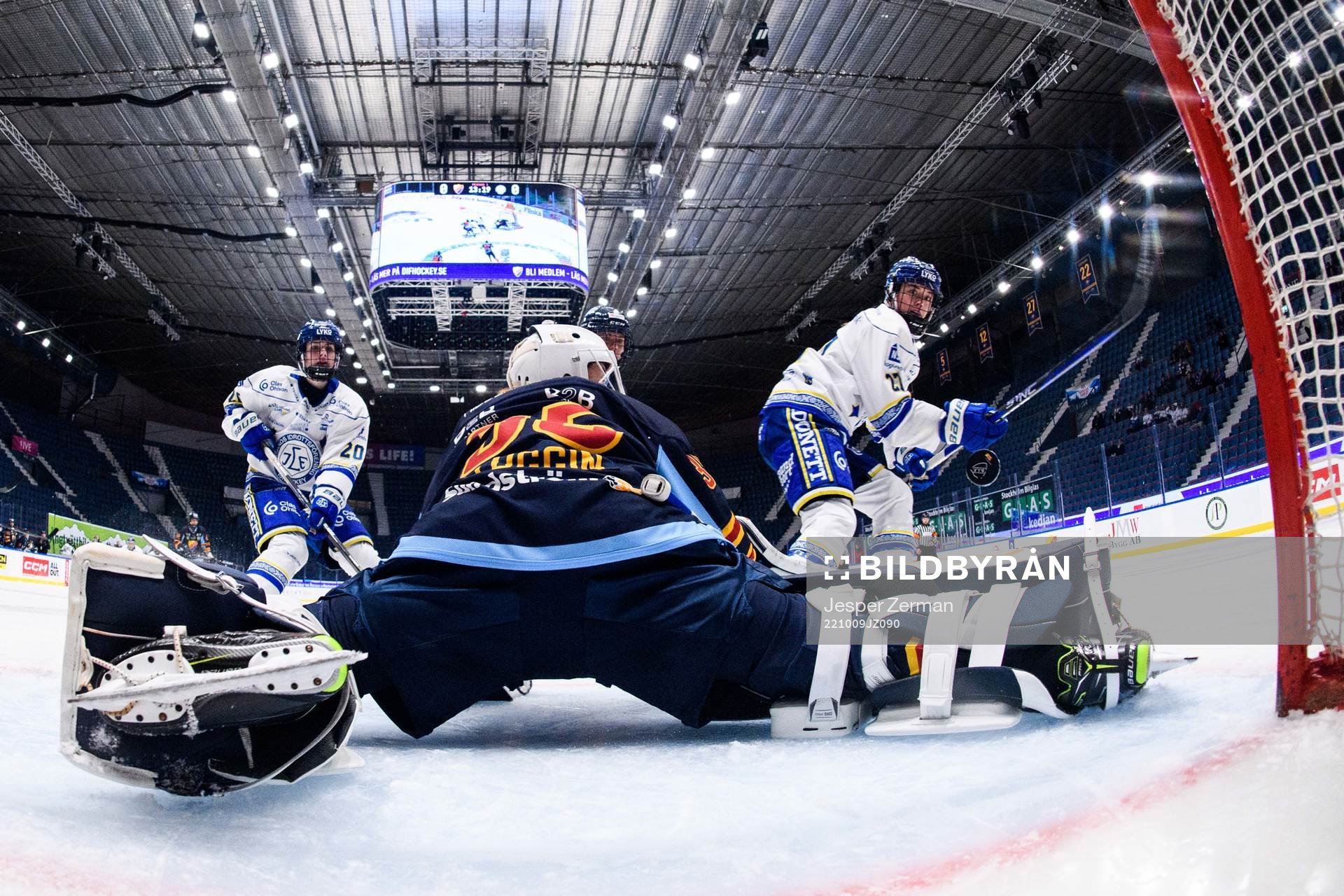 Leksands Victoria Klimek och Djurgårdens målvakt Selma