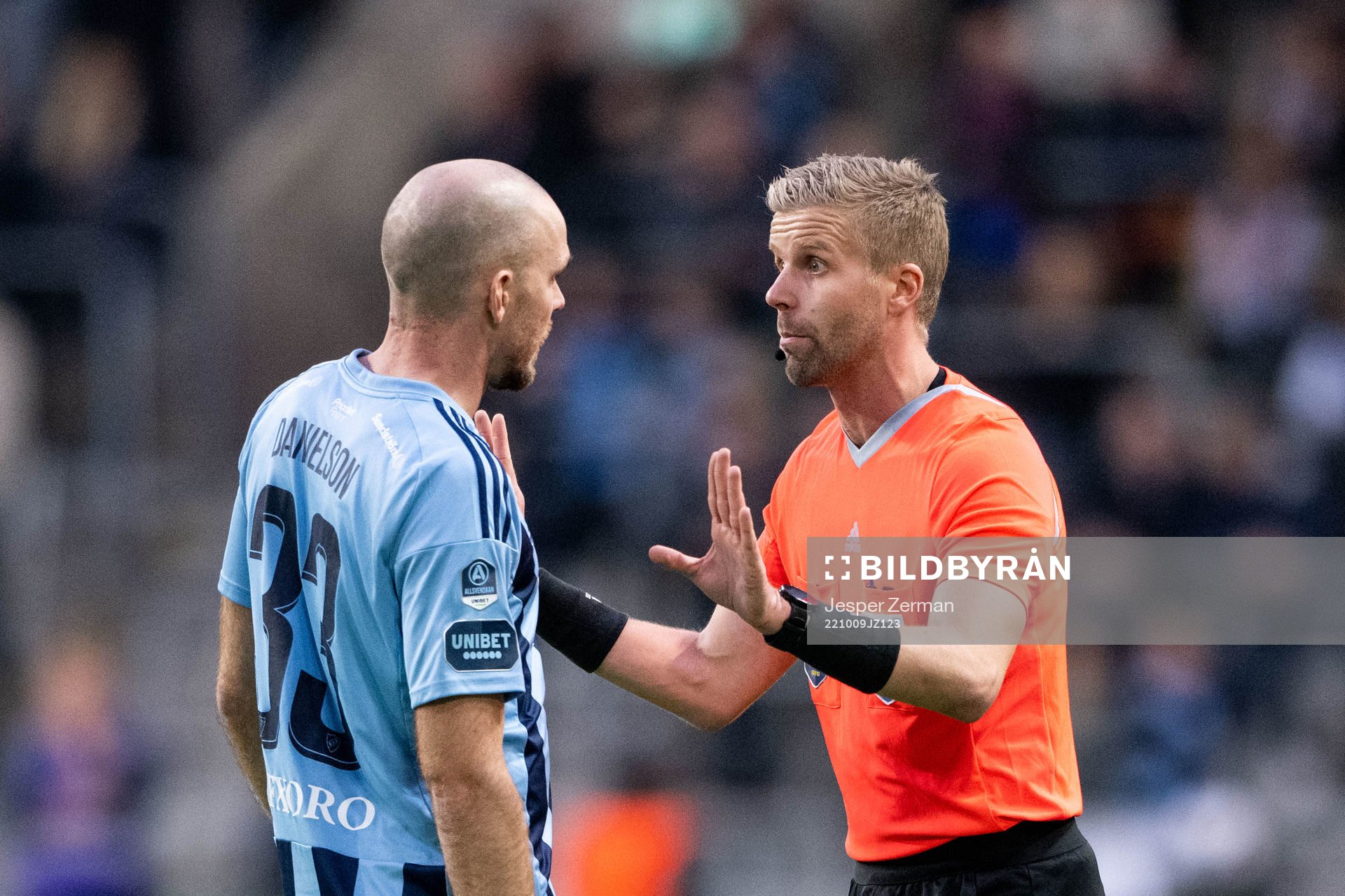 Djurgårdens Marcus Danielson i diskussion med Domare Glenn