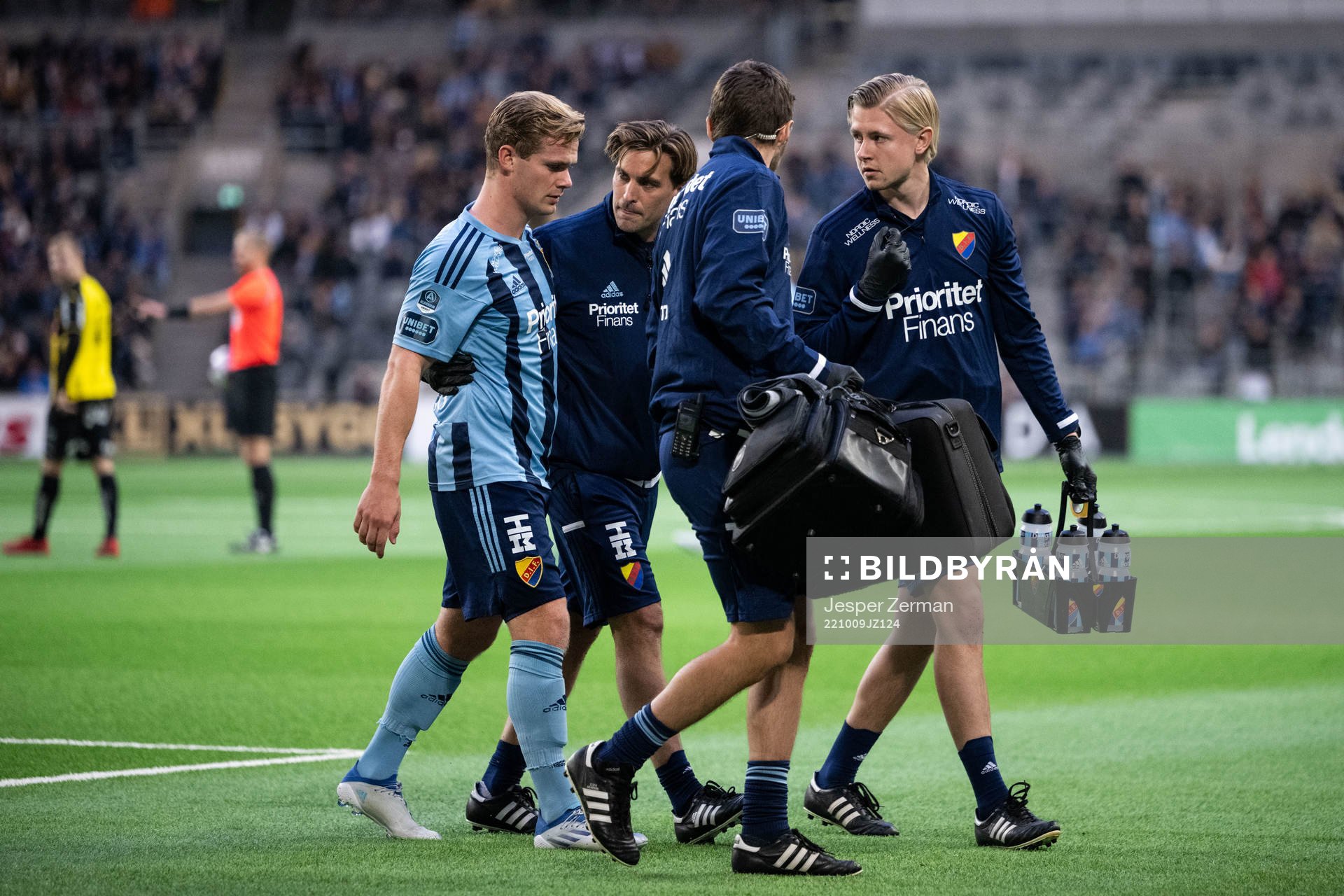 Djurgårdens Hampus Finndell leds av planen