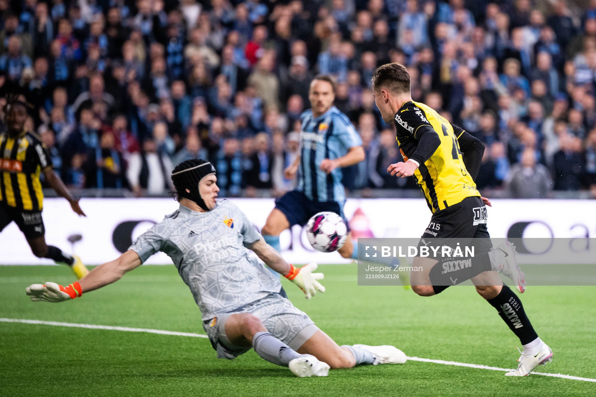 Djurgårdens målvakt Jacob Widell Zetterström räddar