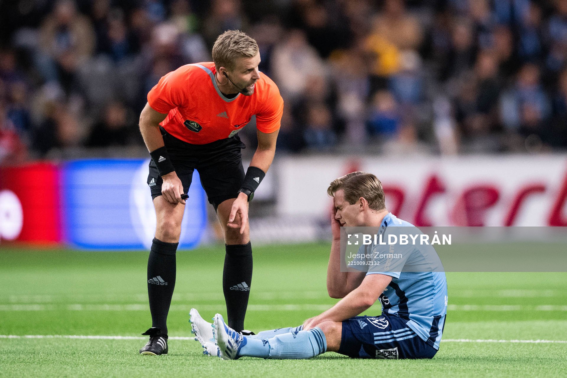 Djurgårdens Hampus Finndell har ont under fotbollsmatchen i Allsvenskan mellan Djurgården och Häcken den 9 oktober 2022 i Stockholm. 