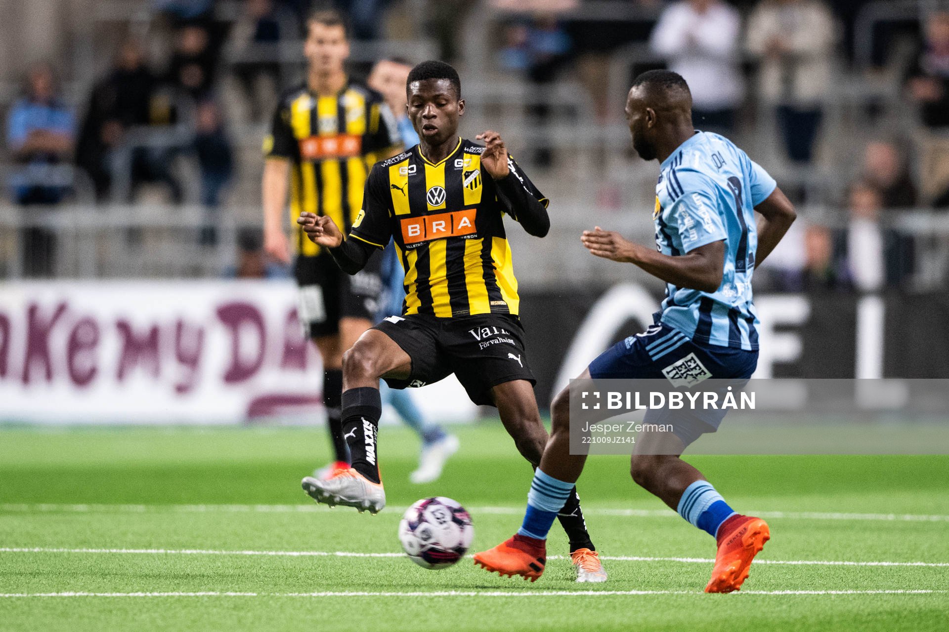Häckens Akoua Romeo Amane och Djurgårdens Emmanuel