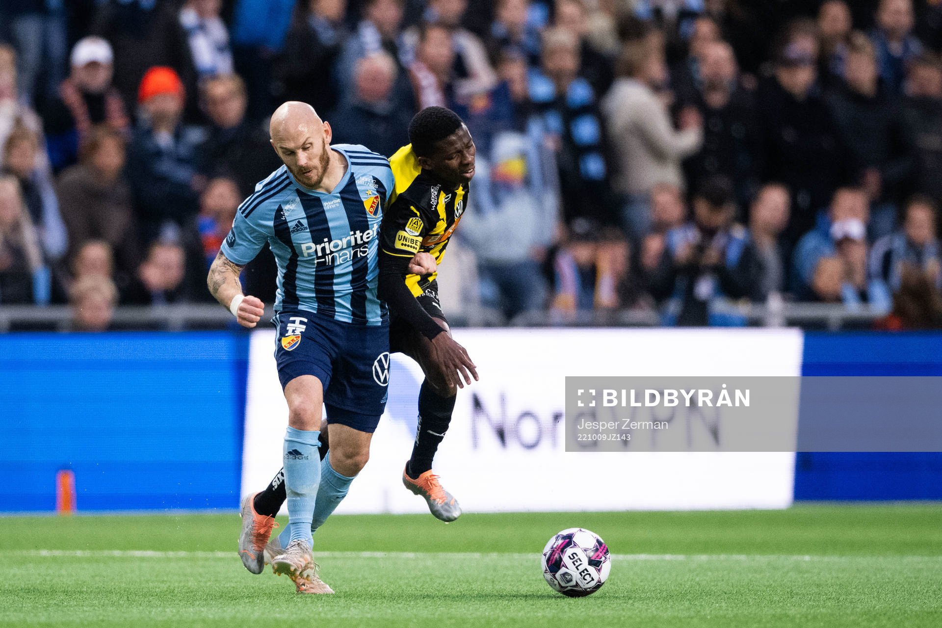 Djurgårdens Magnus Eriksson och Häckens Akoua Romeo Amane