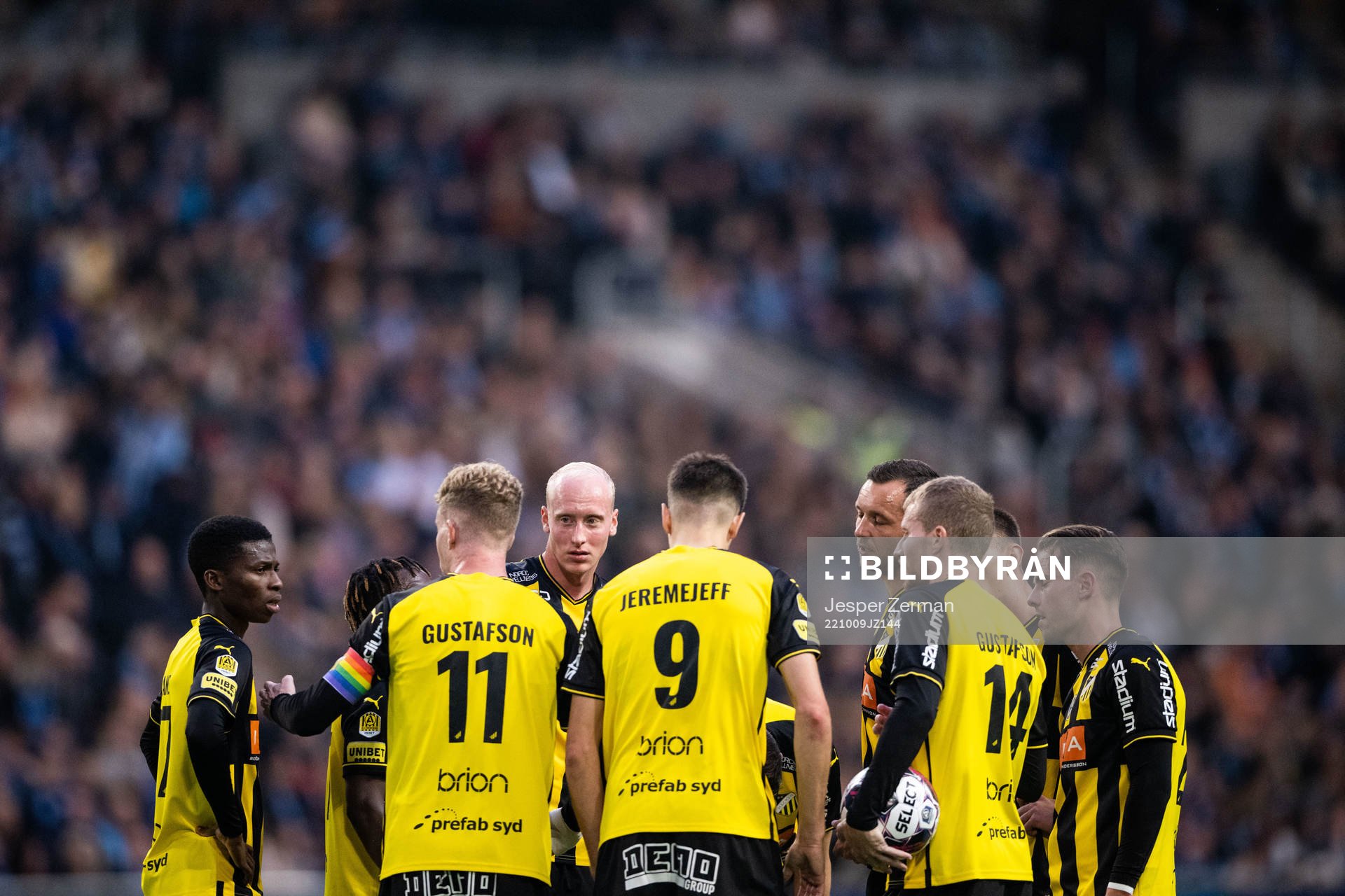 Häckens Valgeir Fridriksson diskuterar med lagkamrater