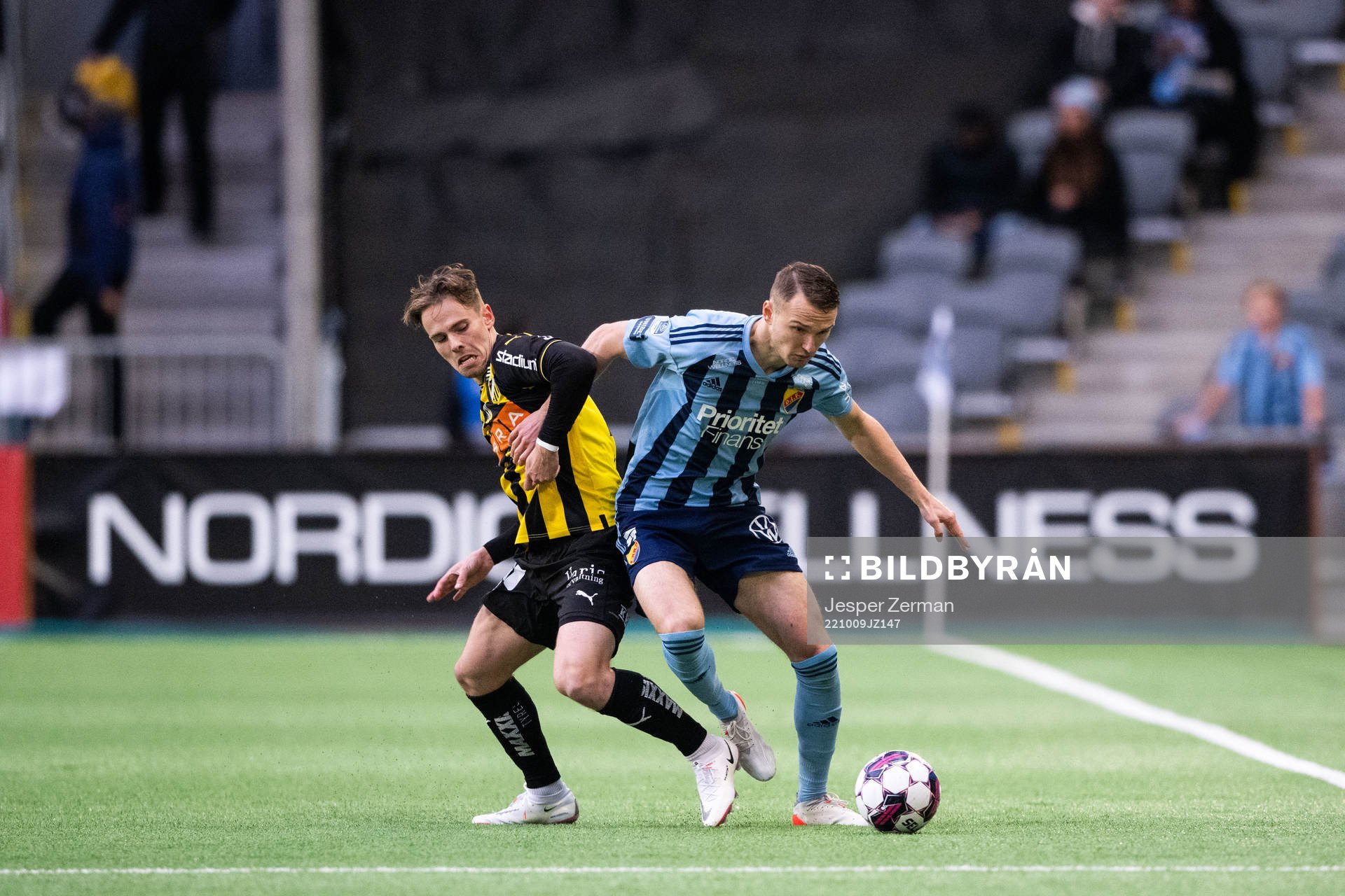 Häckens Lars Olden Larsen och Djurgårdens Piotr Johansson