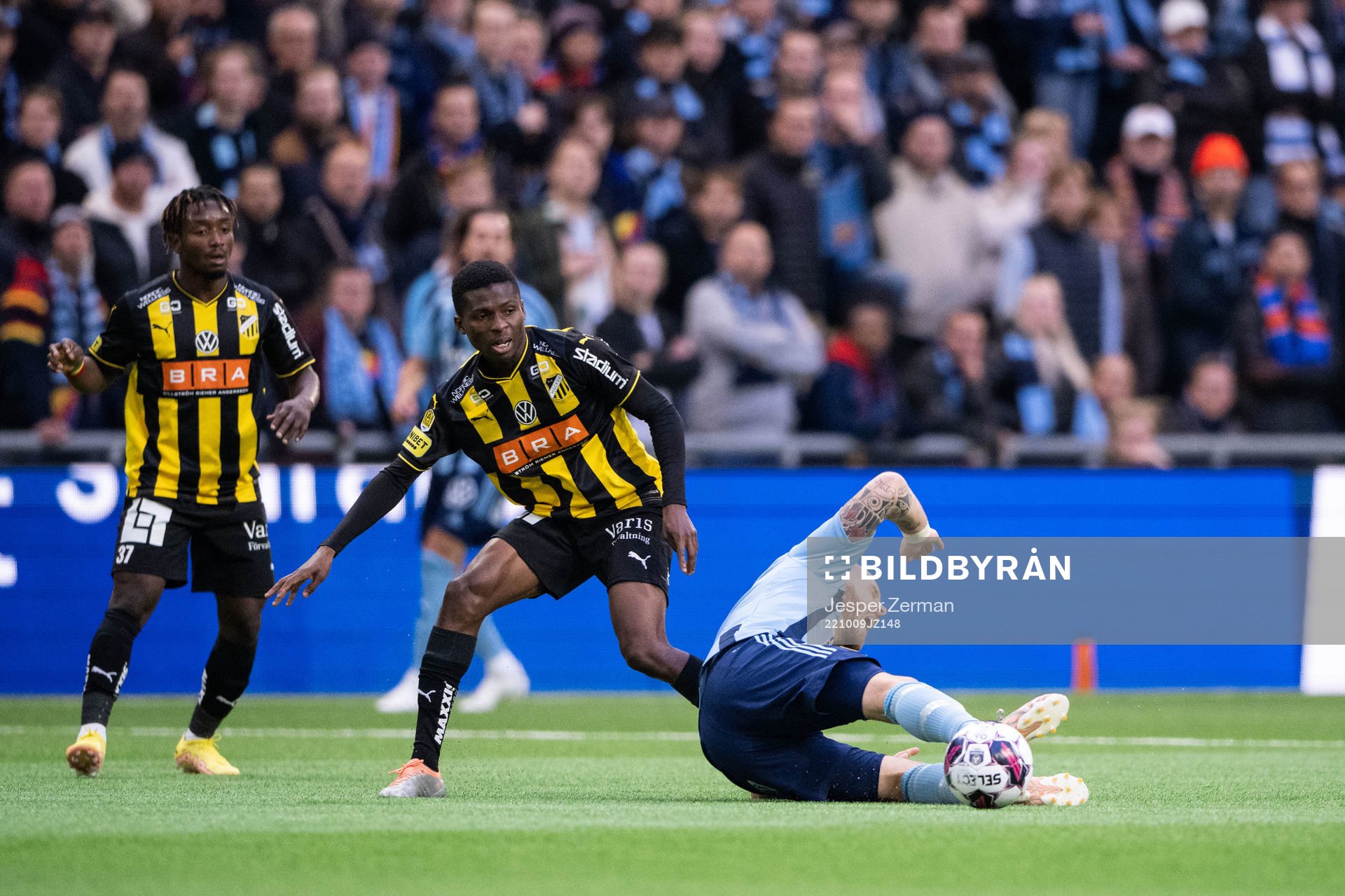 Häckens Akoua Romeo Amane och Djurgårdens Magnus Eriksson