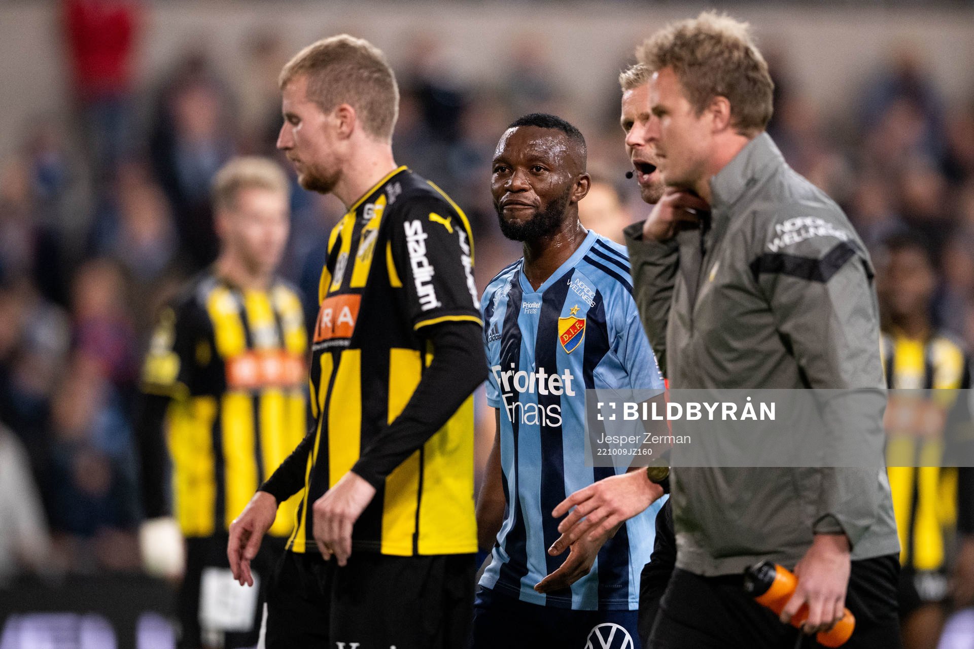 Häckens Samuel Gustafson i diskussion med Djurgårdens