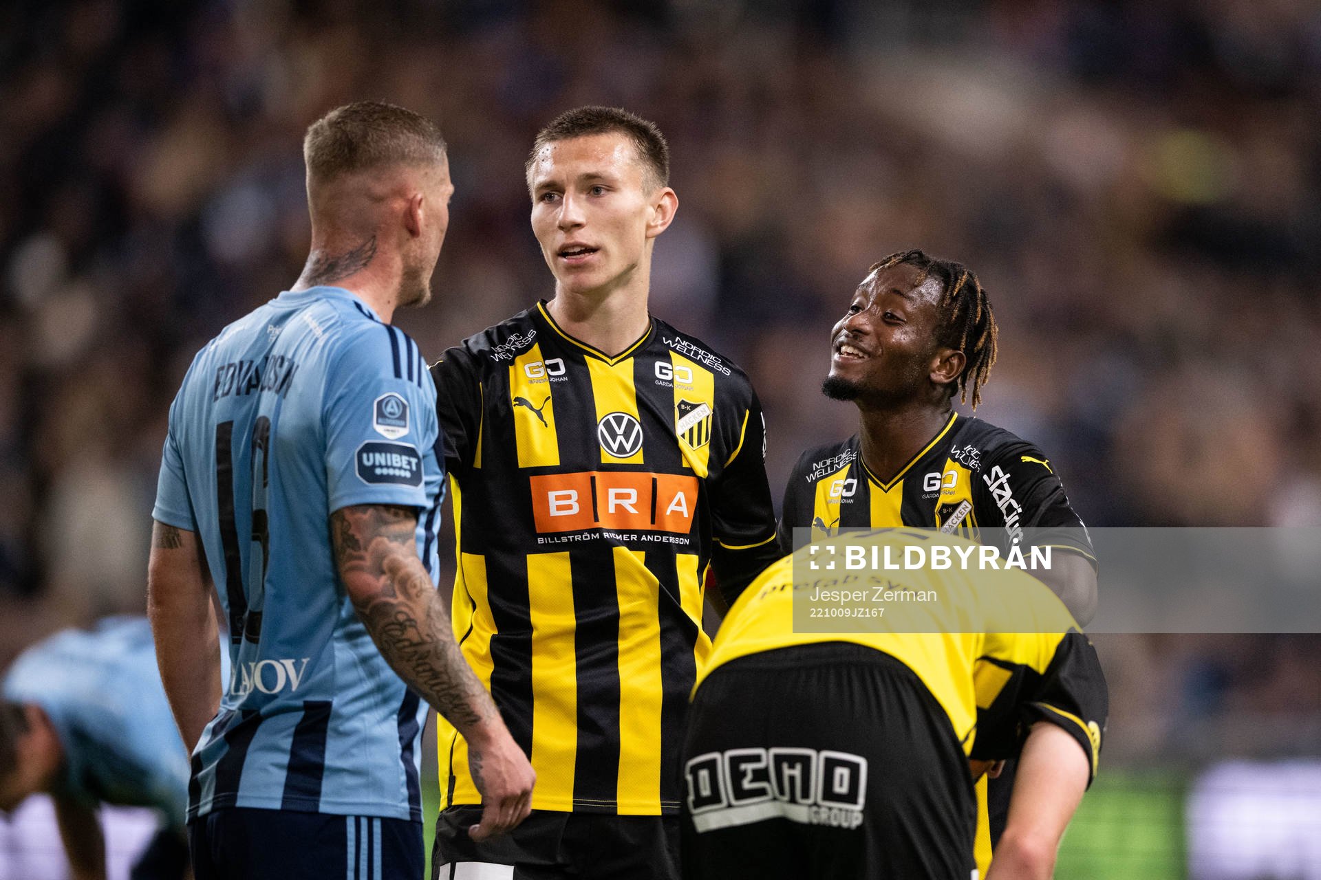 Djurgårdens Victor Edvardsen i diskussion med Häckens Kristoffer Lund Hansen och Ibrahim Sadiq under fotbollsmatchen i Allsvenskan mellan Djurgården och Häcken den 9 oktober 2022 i Stockholm.