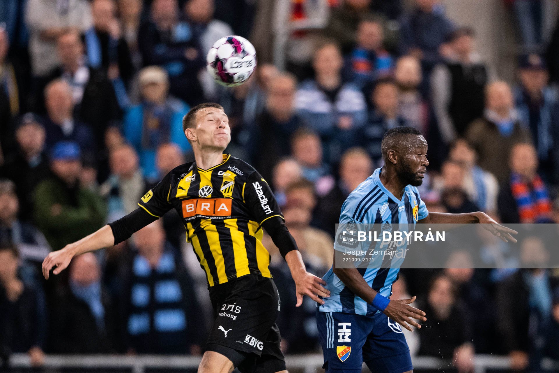 Häckens Kristoffer Lund Hansen och Djurgårdens Emmanuel Justine Rabby Banda under fotbollsmatchen i Allsvenskan mellan Djurgården och Häcken den 9 oktober 2022 i Stockholm. 
