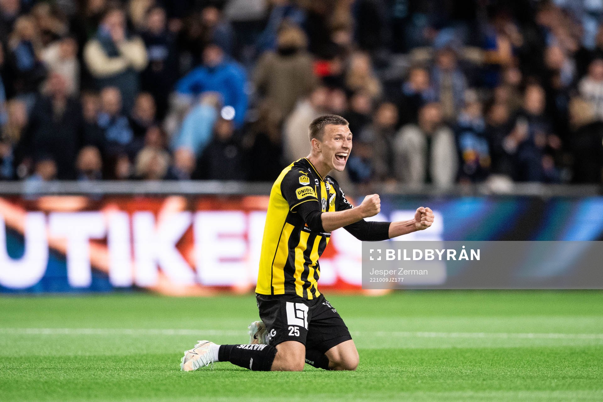 Häckens Kristoffer Lund Hansen jublar efter fotbollsmatchen i Allsvenskan mellan Djurgården och Häcken den 9 oktober 2022 i Stockholm. 