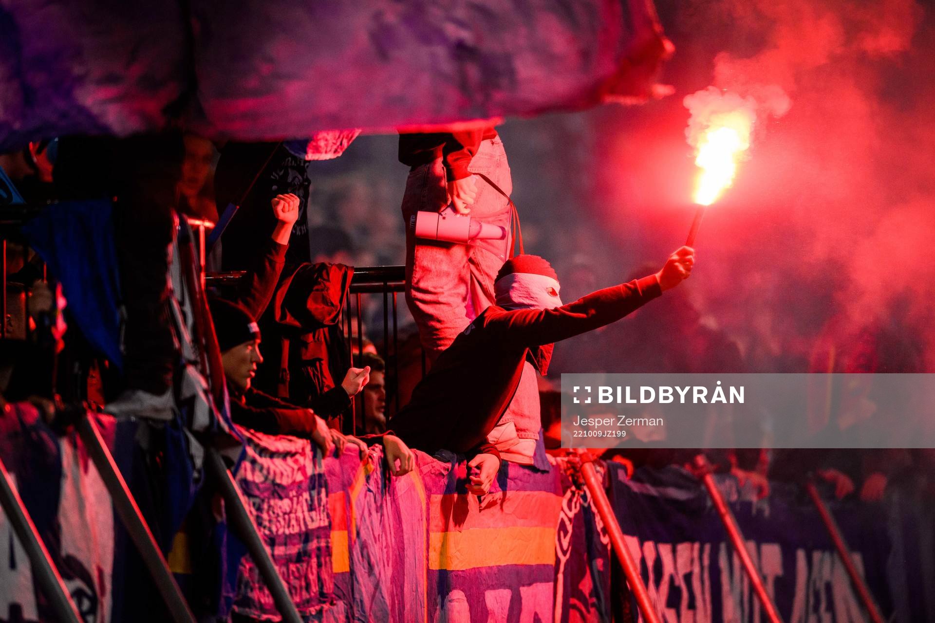 En Djurgårdssupporter bränner en bengal
