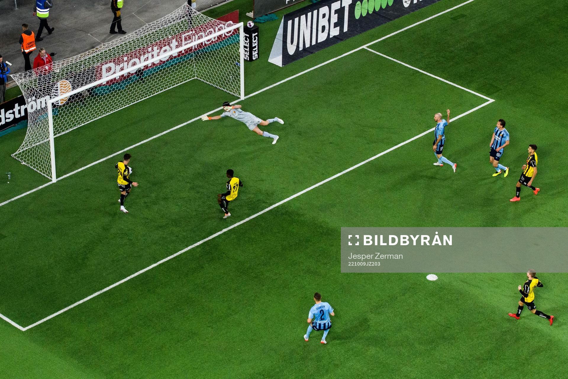 Häckens Lars Olden Larsen gör 0-1 bakom Djurgårdens målvakt Jacob Widell Zetterström under fotbollsmatchen i Allsvenskan mellan Djurgården och Häcken den 9 oktober 2022 i Stockholm.
