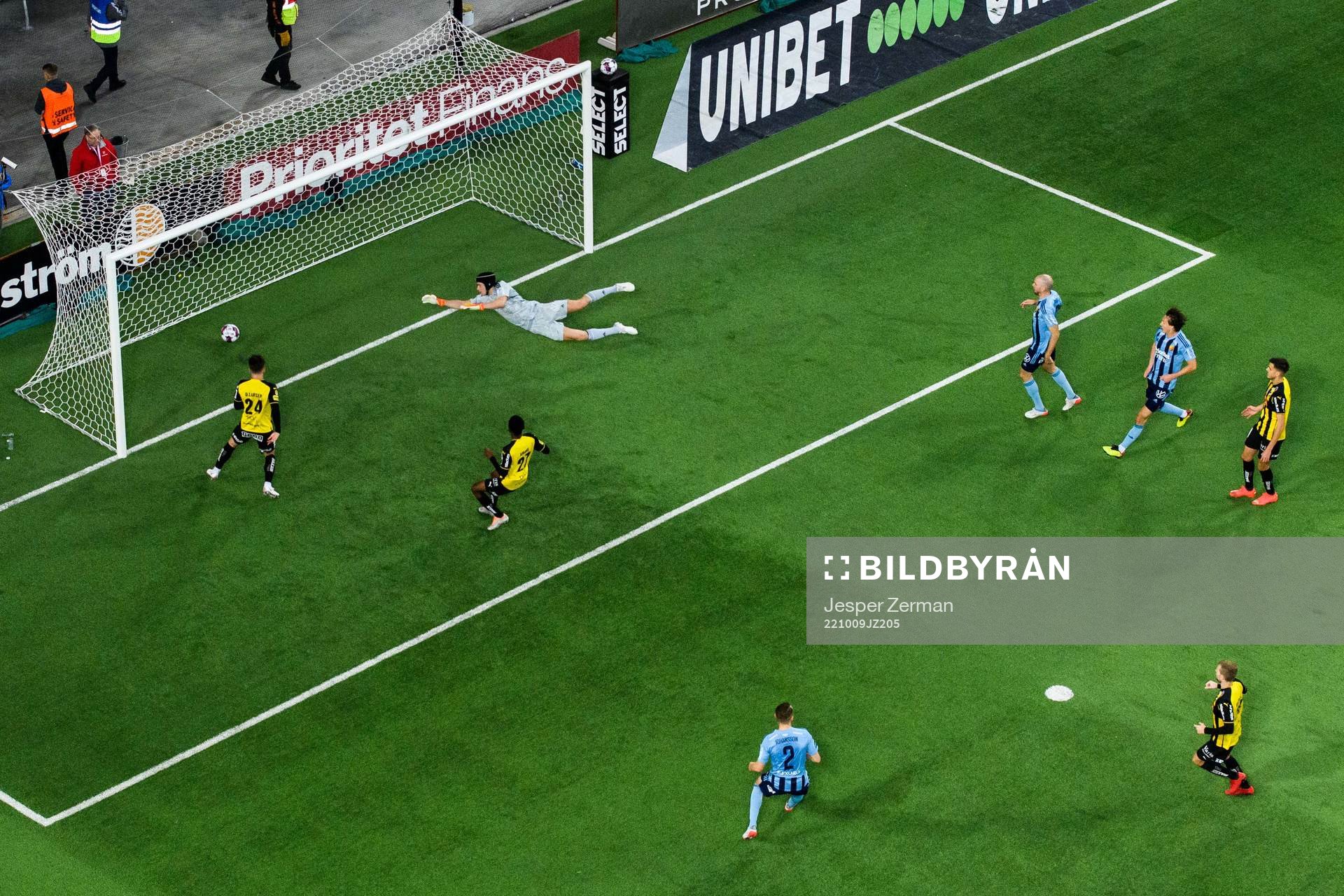 Häckens Lars Olden Larsen gör 0-1 bakom Djurgårdens