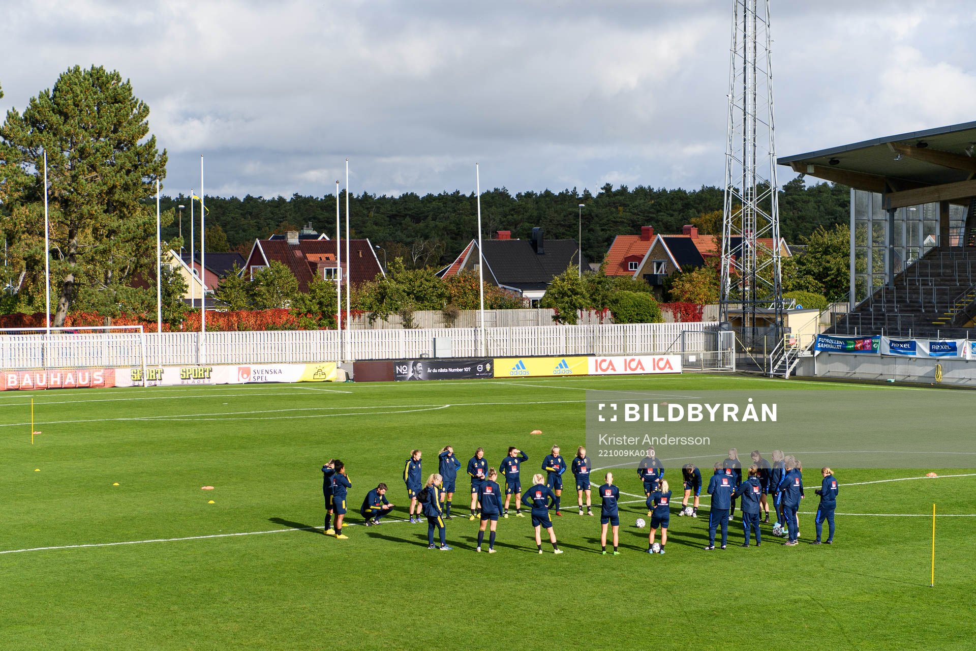 Spelarna samlade under en träning med Sveriges U23 damlandslag den 9 oktober 2022 i Falkenberg. 