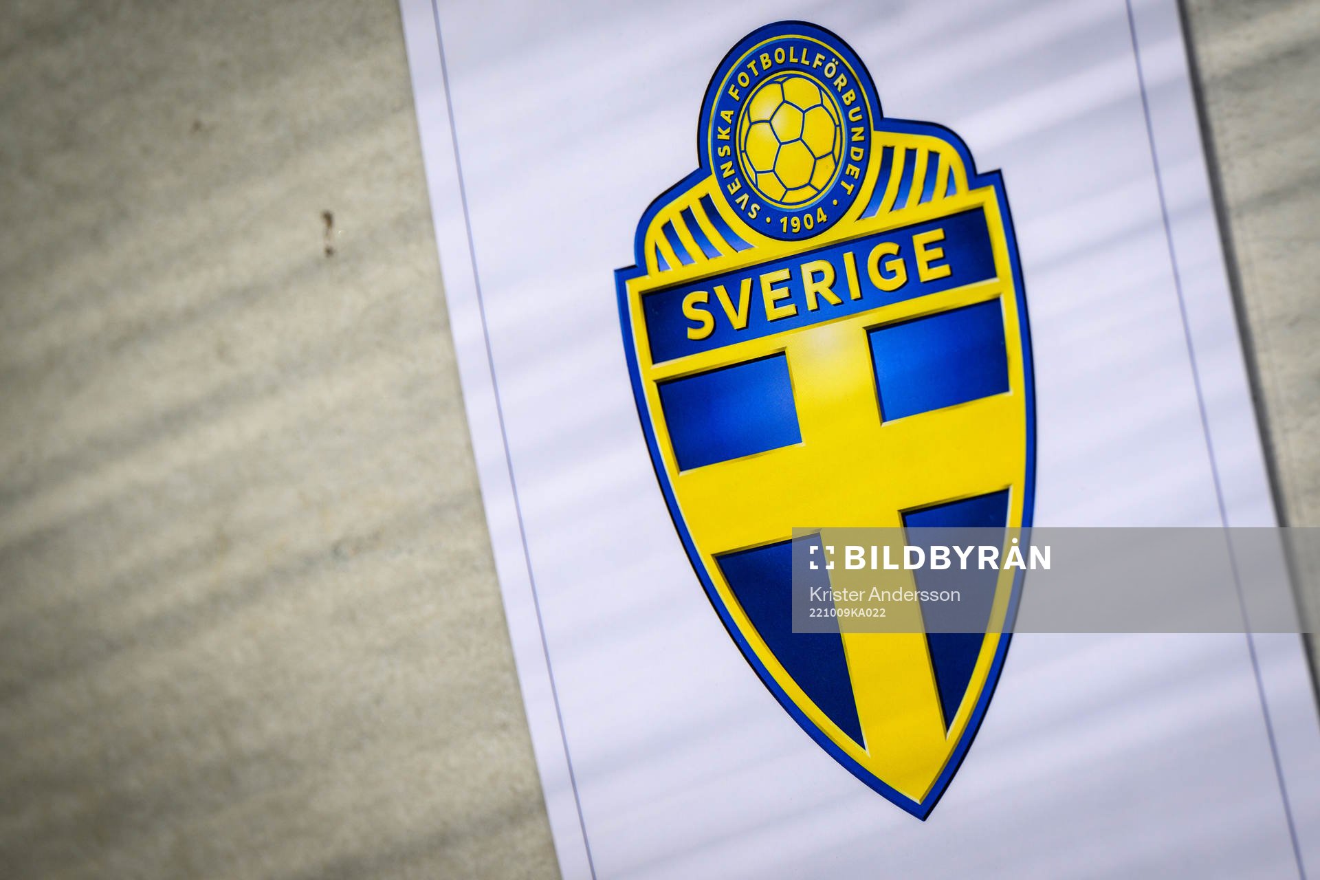 s emblem på väggen före en träning med Sveriges U23