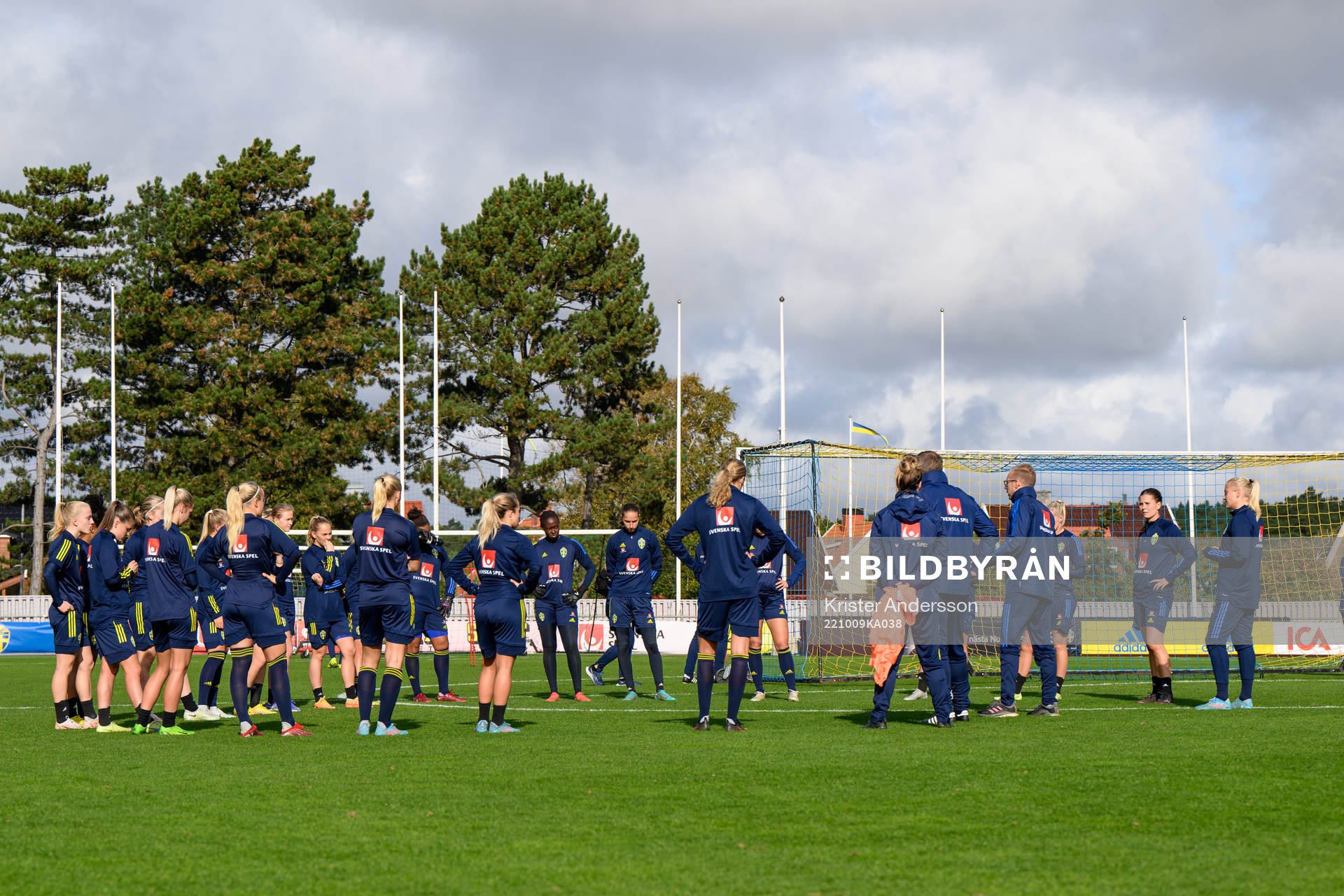 Spelare under en träning med Sveriges U23 damlandslag den 9 oktober 2022 i Falkenberg. 
