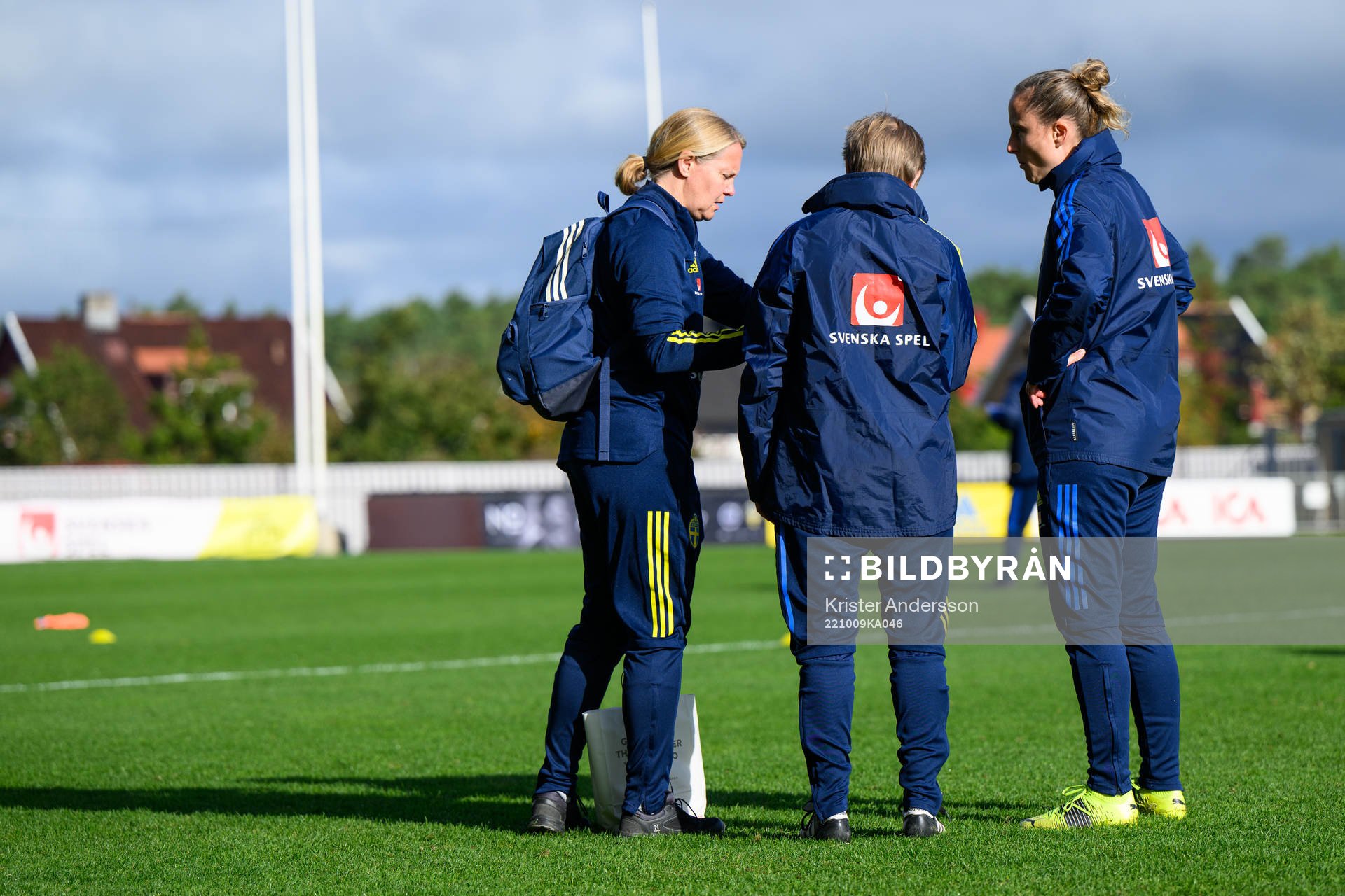Sveriges koordinator Anna Nyström, fysioterapeut Åsa Lönnqvist och målvaktstränare Sofia Lundgren under en träning med Sveriges U23 damlandslag den 9 oktober 2022 i Falkenberg.