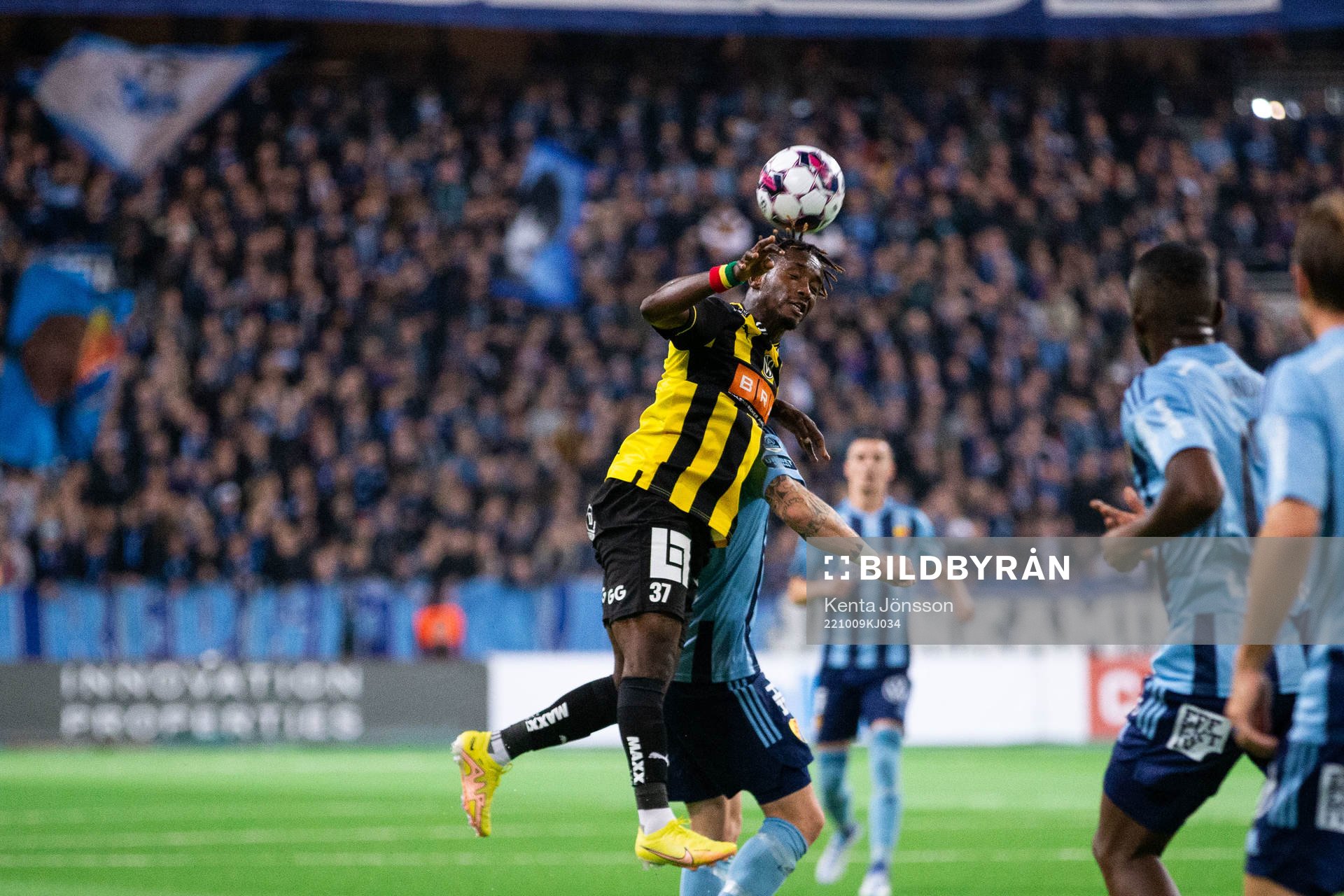 Häckens Akoua Romeo Amane och Djurgårdens Magnus Eriksson