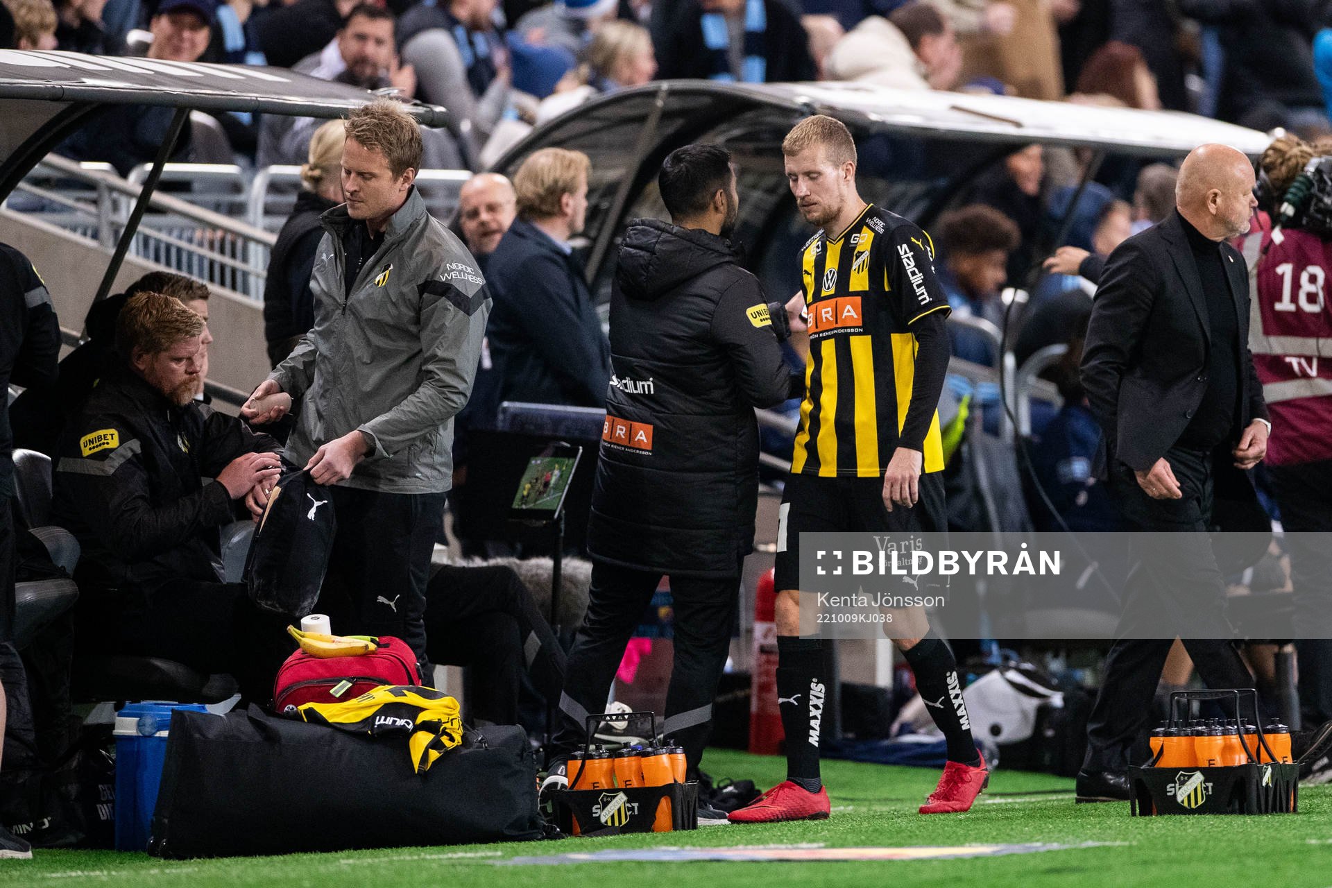 Häckens Simon Gustafson bryts ut skadad