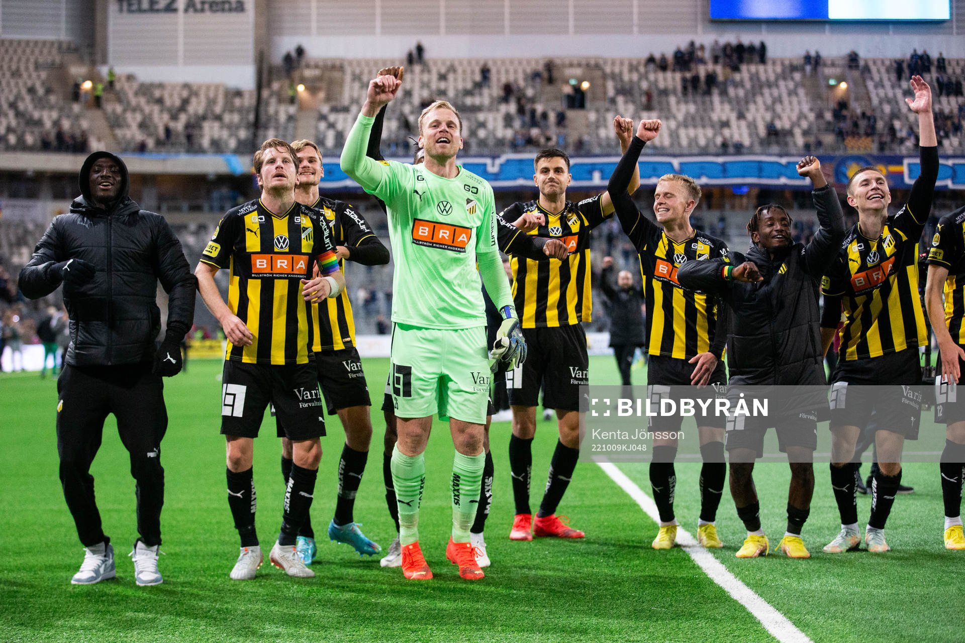 Häckens Erik Friberg, målvakt Peter Abrahamsson, Alexander Jeremejeff, Ibrahim Sadiq och Kristoffer Lund Hansen jublar efter fotbollsmatchen i Allsvenskan mellan Djurgården och Häcken den 9 oktober 2022 i Stockholm.