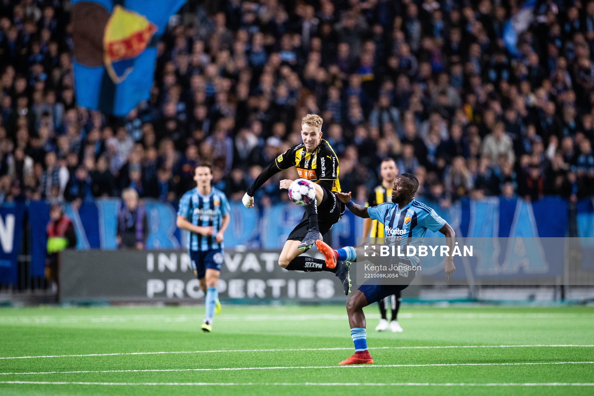 Häckens Samuel Gustafson och Djurgårdens Emmanuel Justine