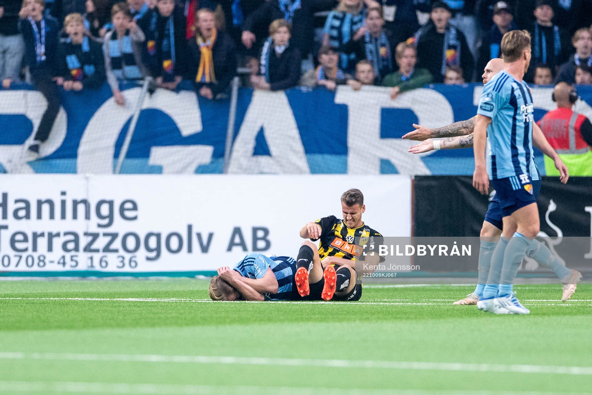 Djurgårdens Hampus Finndell och Häckens Johan Hammar har ont under fotbollsmatchen i Allsvenskan mellan Djurgården och Häcken den 9 oktober 2022 i Stockholm.