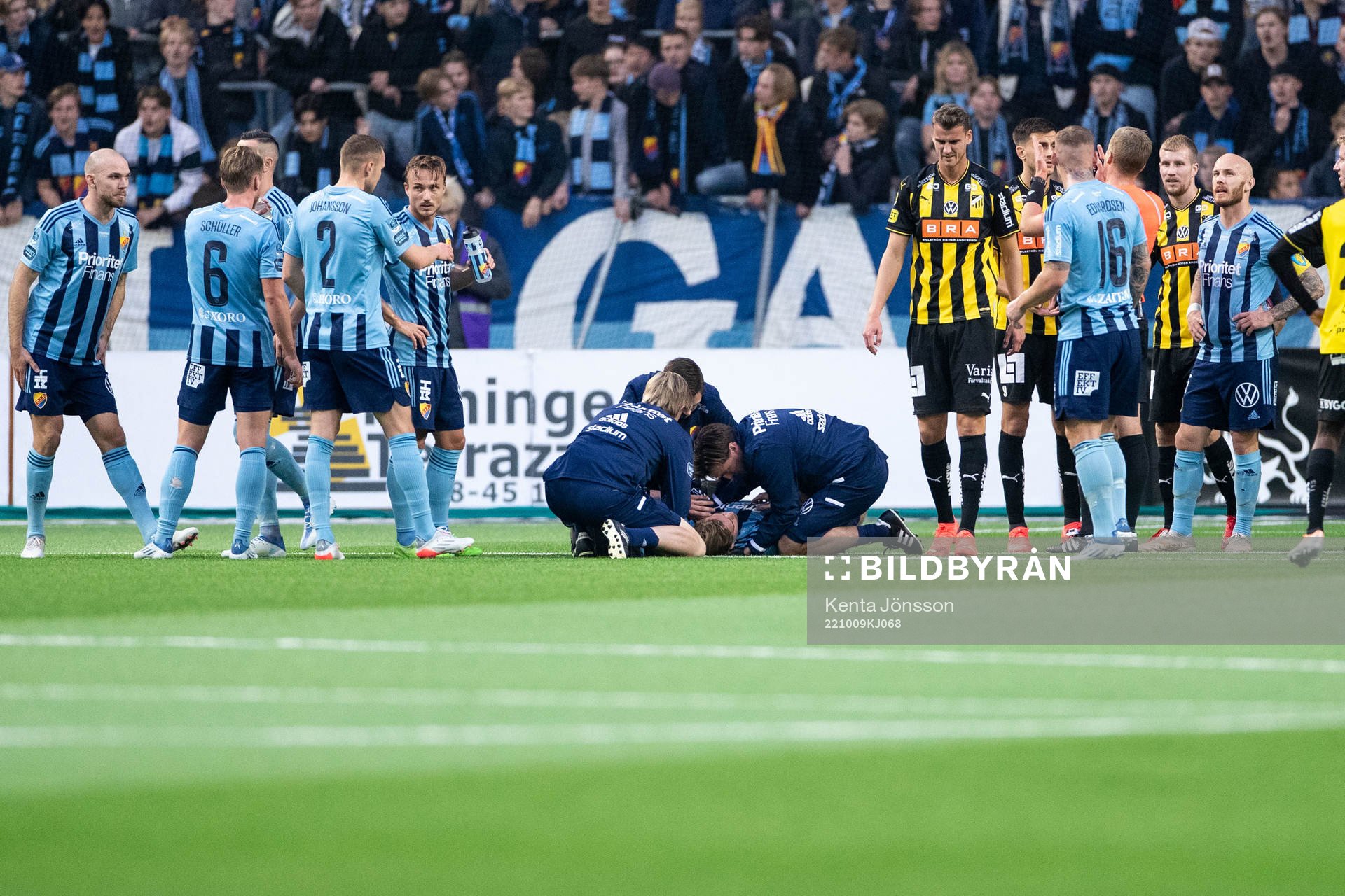 Djurgårdens Hampus Finndell har ont och får vård under fotbollsmatchen i Allsvenskan mellan Djurgården och Häcken den 9 oktober 2022 i Stockholm.