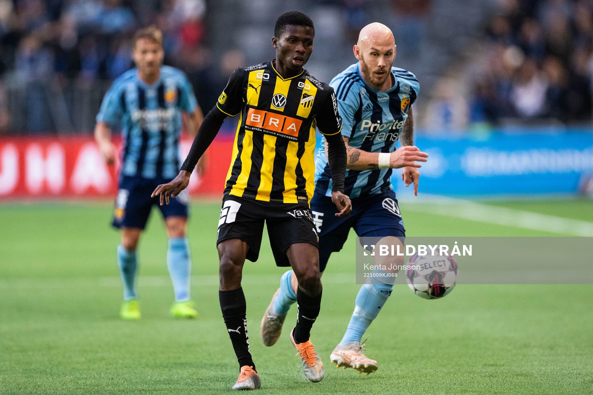Häckens Akoua Romeo Amane och Djurgårdens Magnus Eriksson