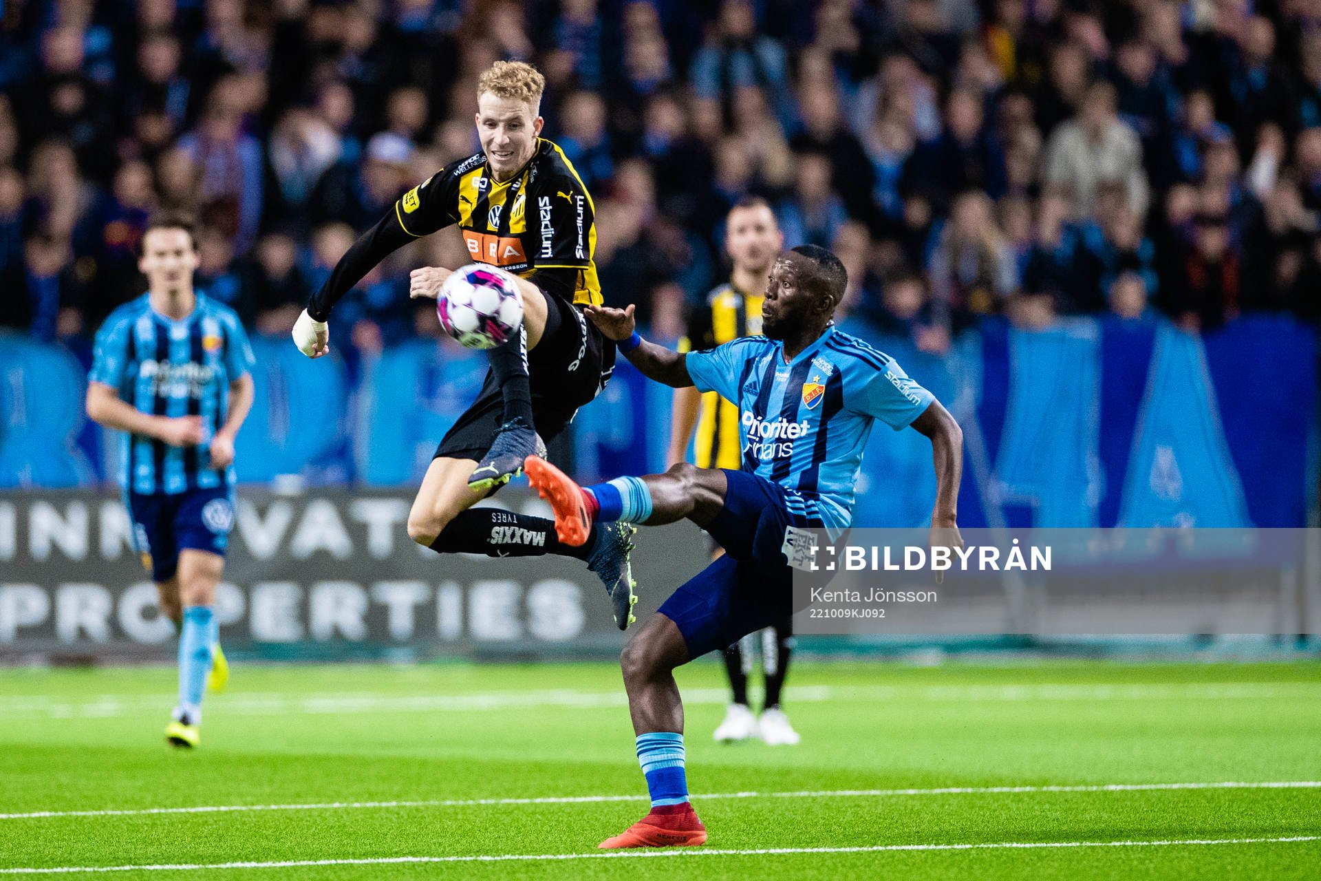 Häckens Simon Gustafson och Djurgårdens Emmanuel Justin Rabby Banda under fotbollsmatchen i Allsvenskan mellan Djurgården och Häcken den 9 oktober 2022 i Stockholm.