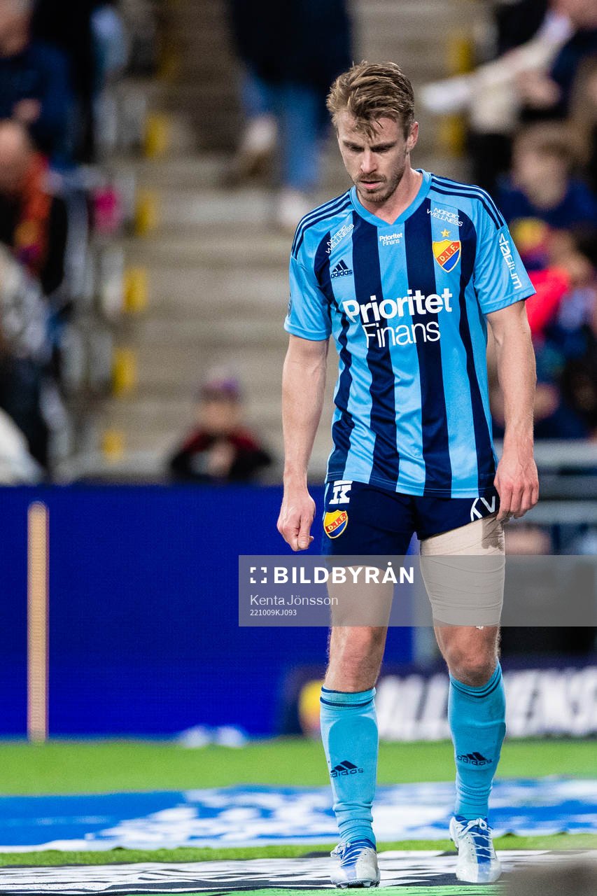 Djurgårdens Rasmus Schüller har ont  fotbollsmatchen i