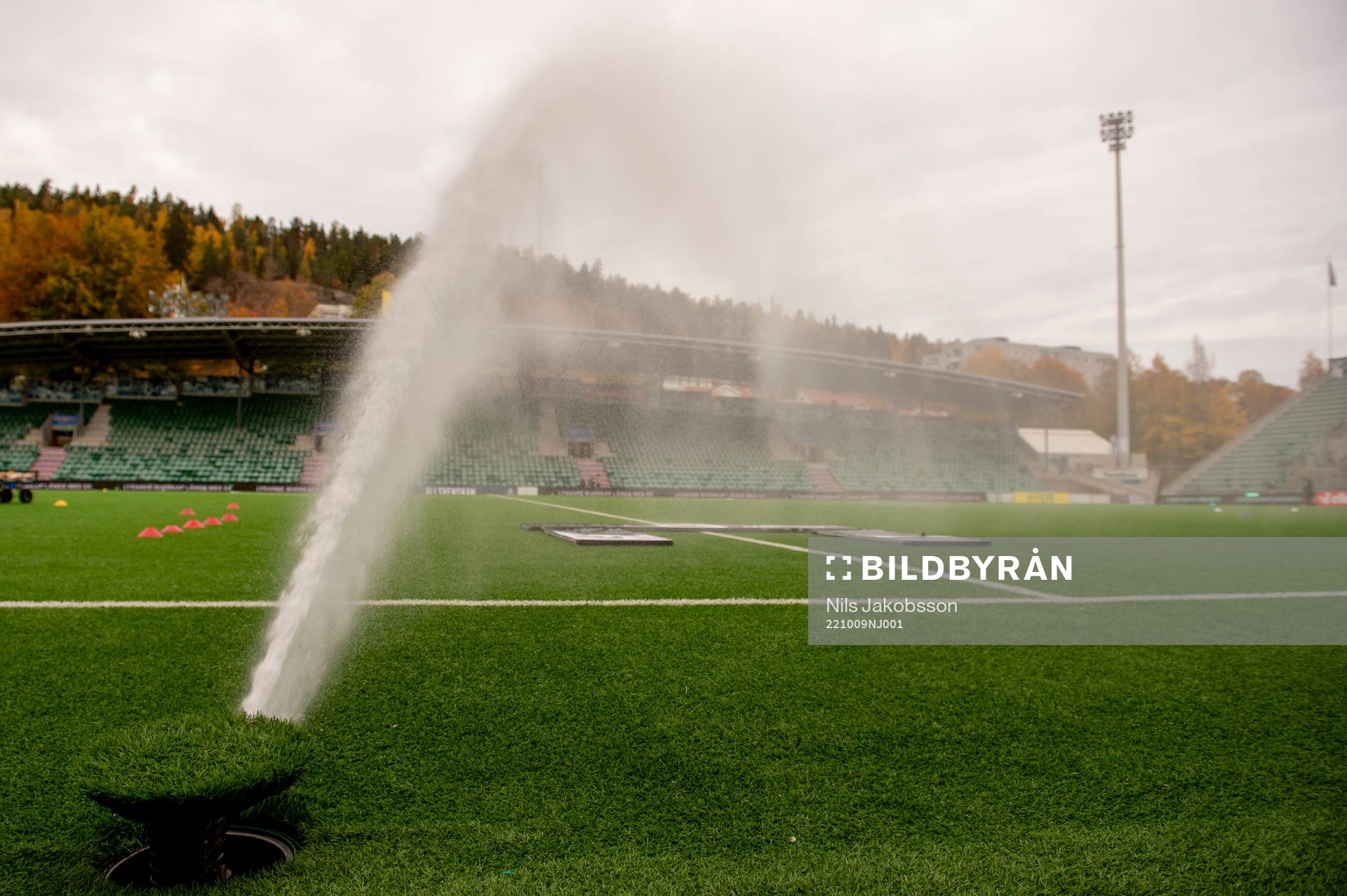 vaytenspridare igång innan fotbollsmatchen i Allsvenskan