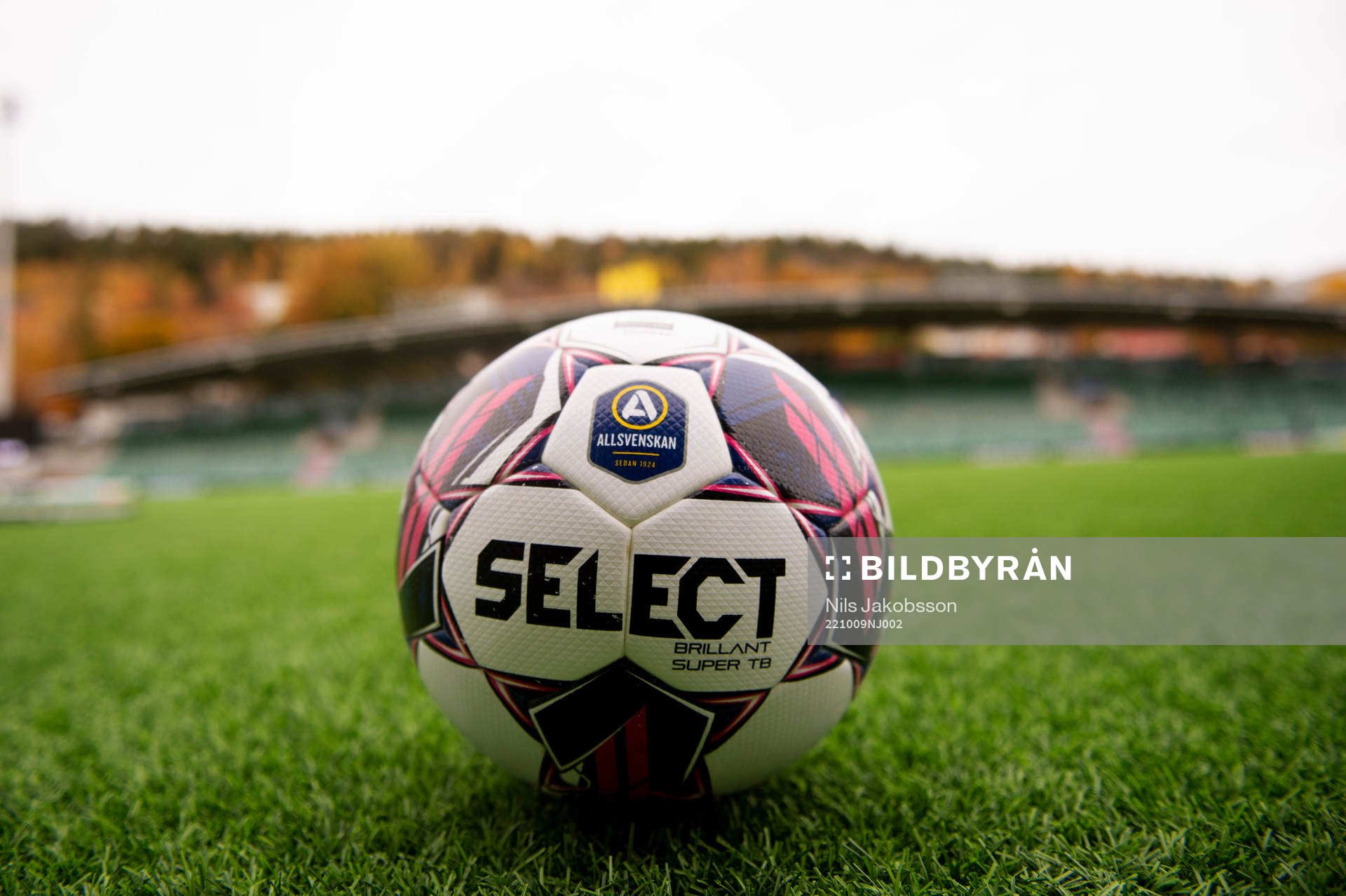 En boll innan fotbollsmatchen i Allsvenskan mellan GIF Sundsvall och IFK Göteborg den 9 oktober 2022 i Sundsvall. 