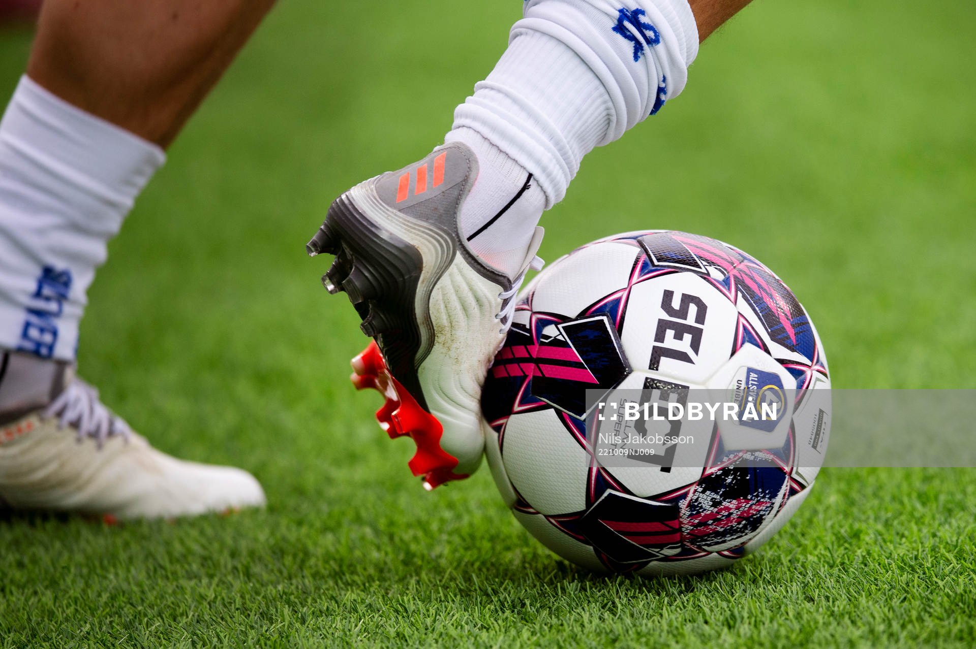 Tillslag på en boll innan fotbollsmatchen i Allsvenskan mellan GIF Sundsvall och IFK Göteborg den 9 oktober 2022 i Sundsvall. 