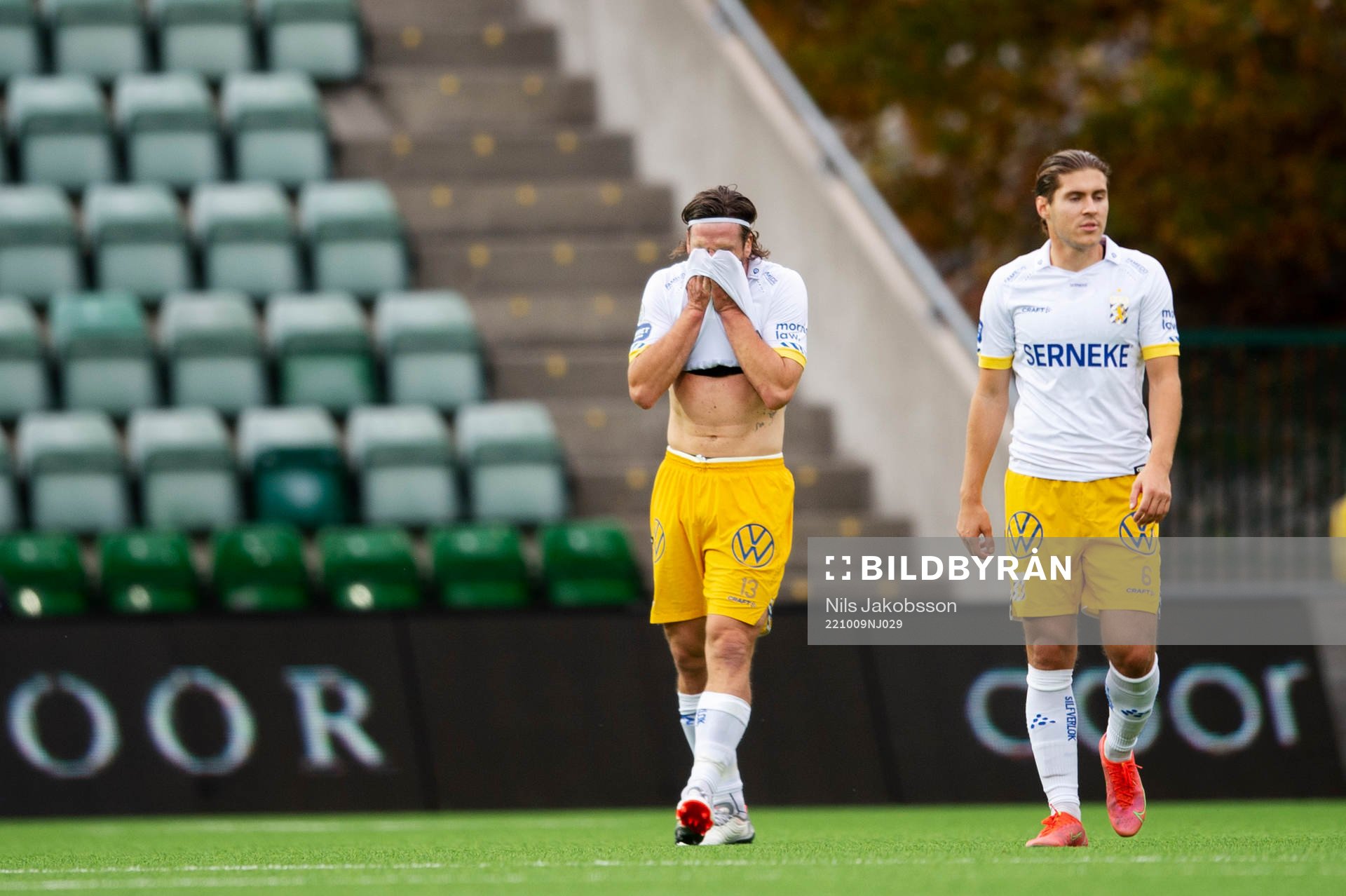 IFK Göteborgs Gustav Svensson och Eman Markovic deppar