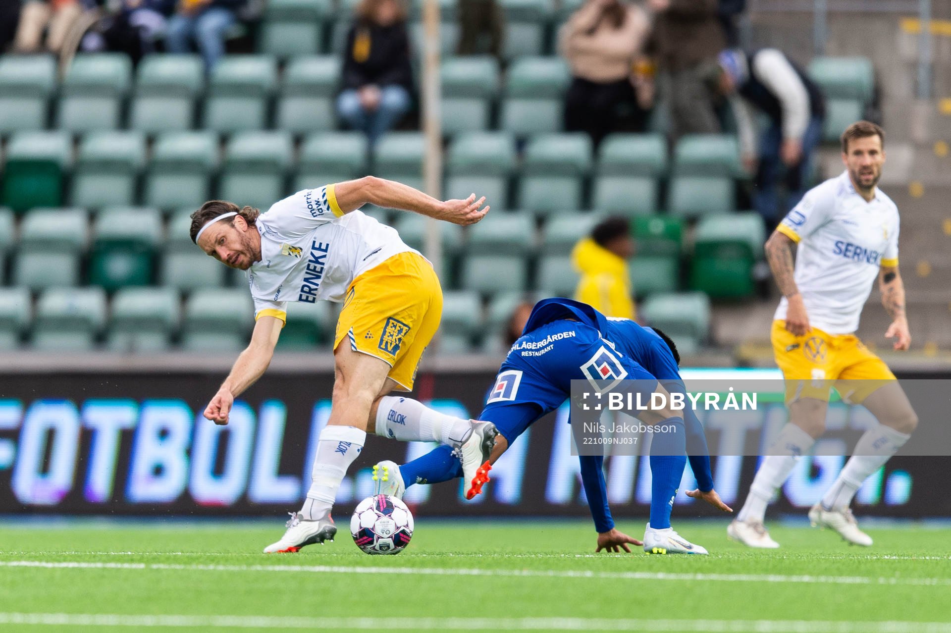 IFK Göteborgs Gustav Svensson och GIF Sundsvalls Joe Corona
