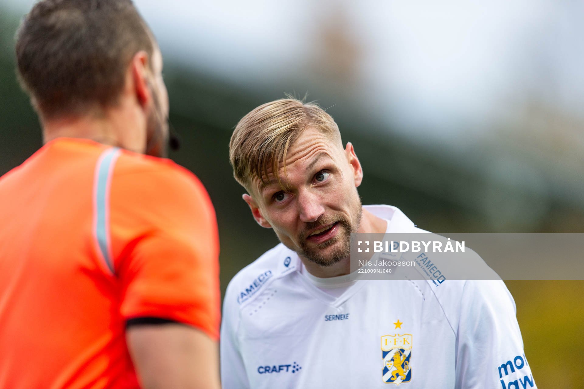 IFK Göteborgs Sebastian Eriksson diskuterar med Domare