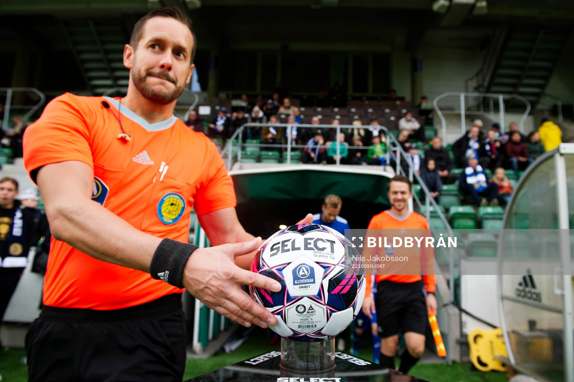 Domare Victor Wolf tar upp matchbollen innan fotbollsmatchen i Allsvenskan mellan GIF Sundsvall och IFK Göteborg den 9 oktober 2022 i Sundsvall.