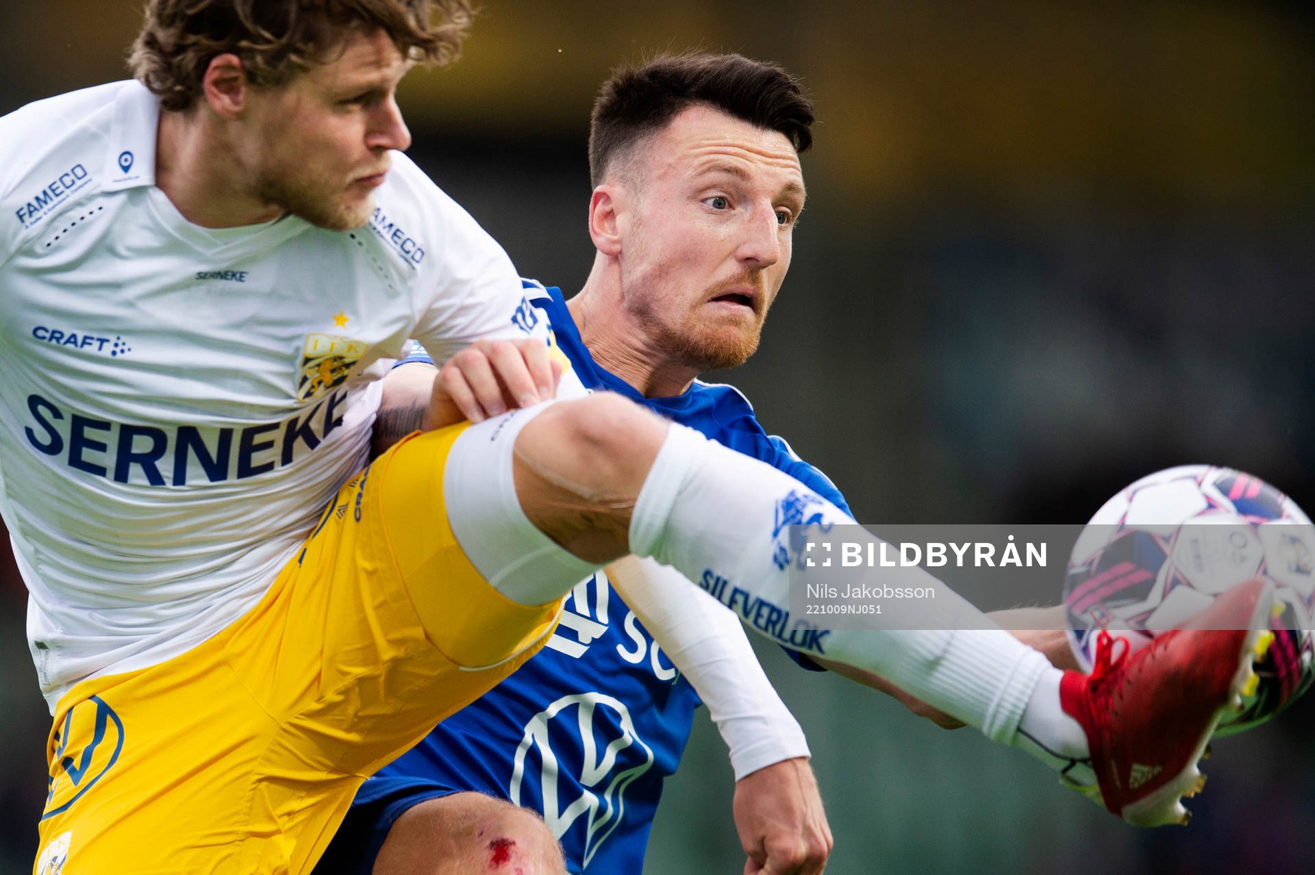 IFK Göteborgs Gustaf Norlin når bollen framför GIF Sundsvalls Alexander Blomqvist under fotbollsmatchen i Allsvenskan mellan GIF Sundsvall och IFK Göteborg den 9 oktober 2022 i Sundsvall.