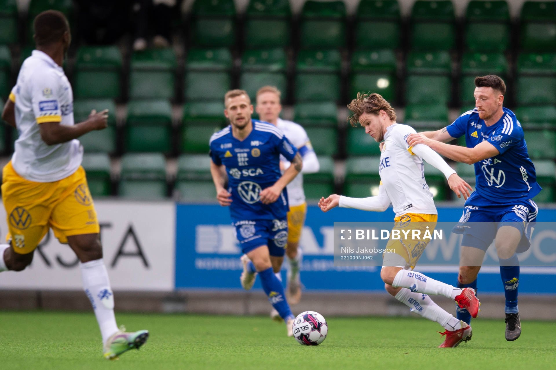GIF Sundsvalls Alexander Blomqvist drar ner IFK Göteborgs Gustaf Norlin och får en varning under fotbollsmatchen i Allsvenskan mellan GIF Sundsvall och IFK Göteborg den 9 oktober 2022 i Sundsvall.