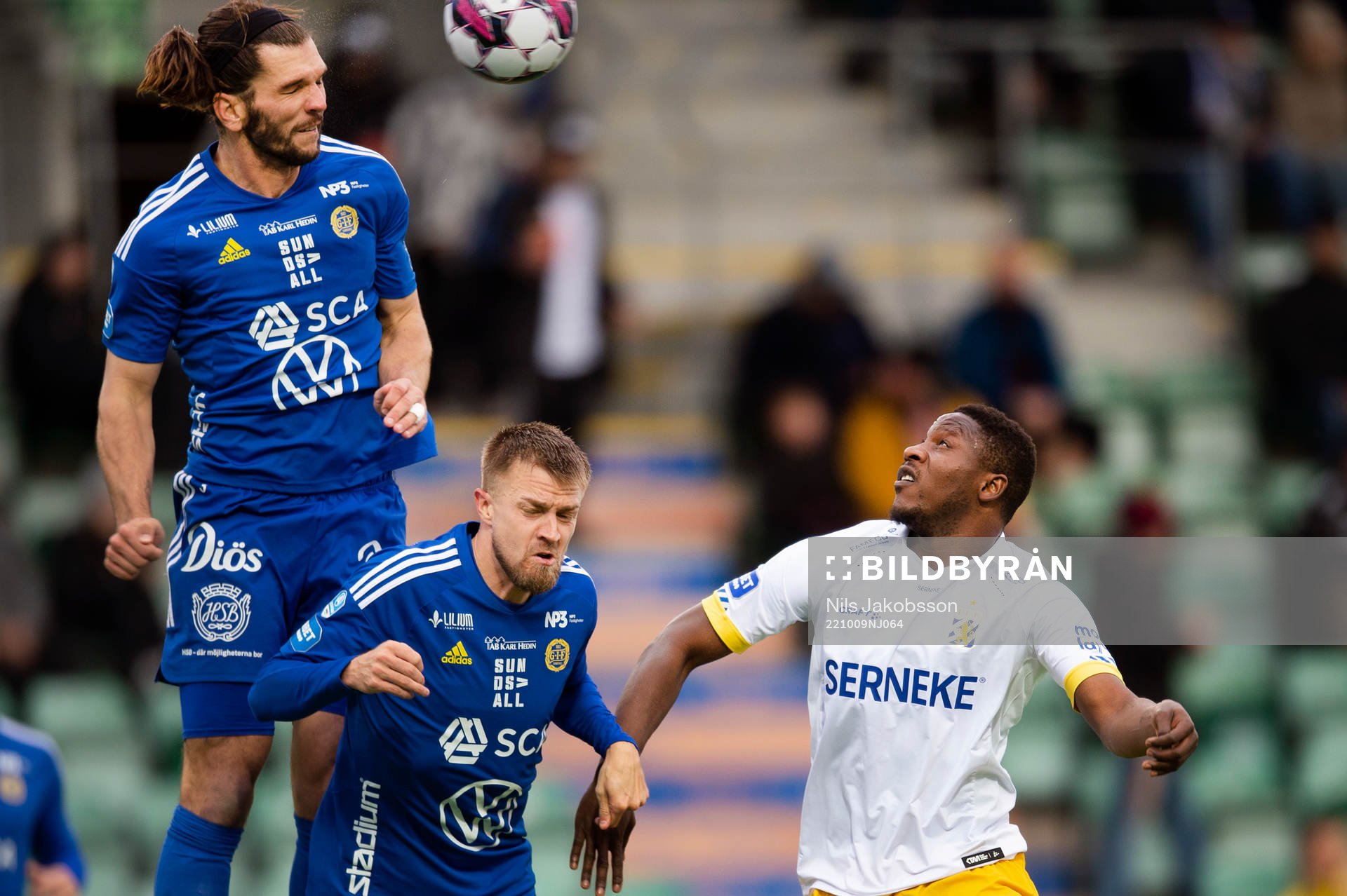 GIF Sundsvalls Forrest Lasso nickar en boll framöfr Rasmus